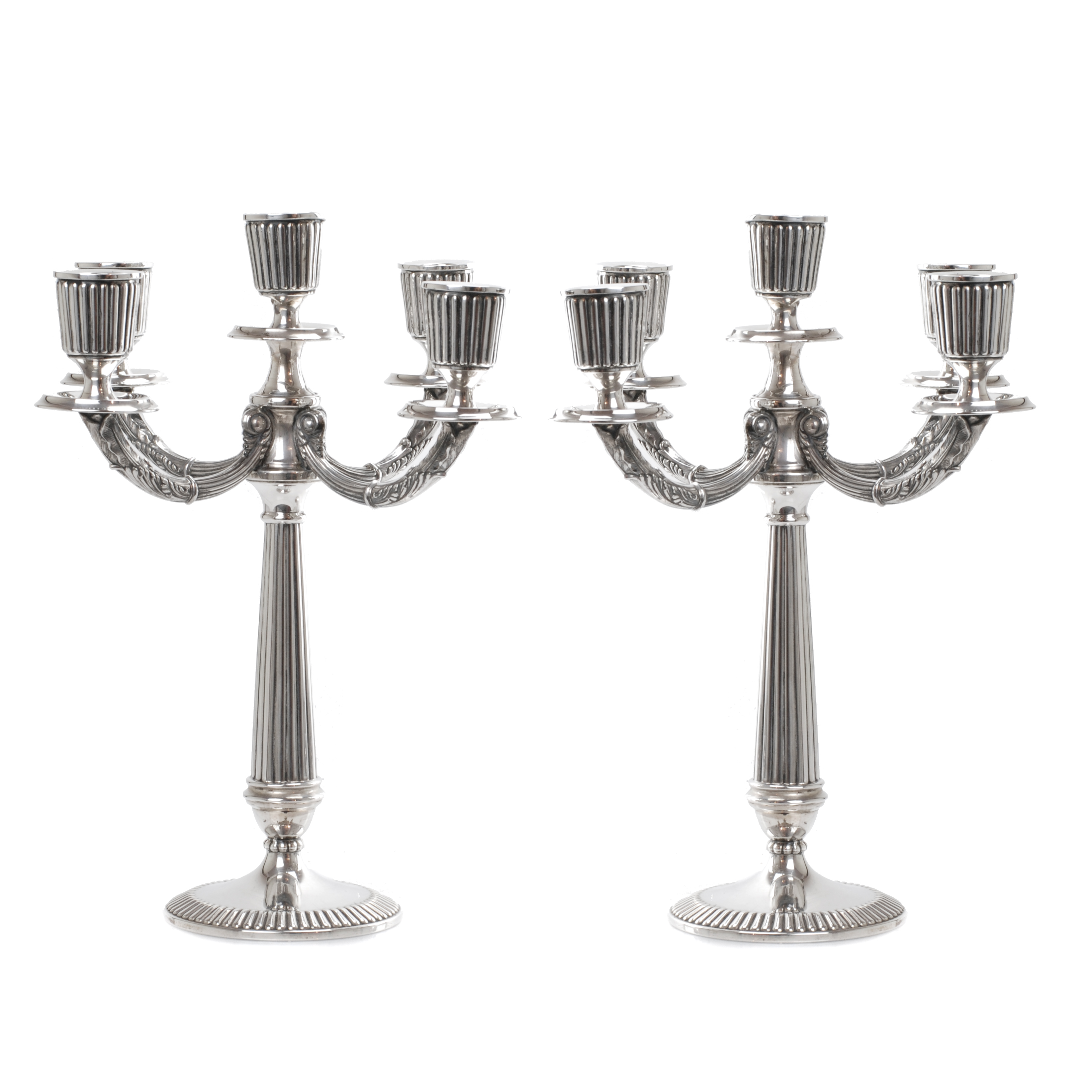 PAREJA DE CANDELABROS ESPAÑOLES EN PLATA, MEDIADOS SIGLO XX