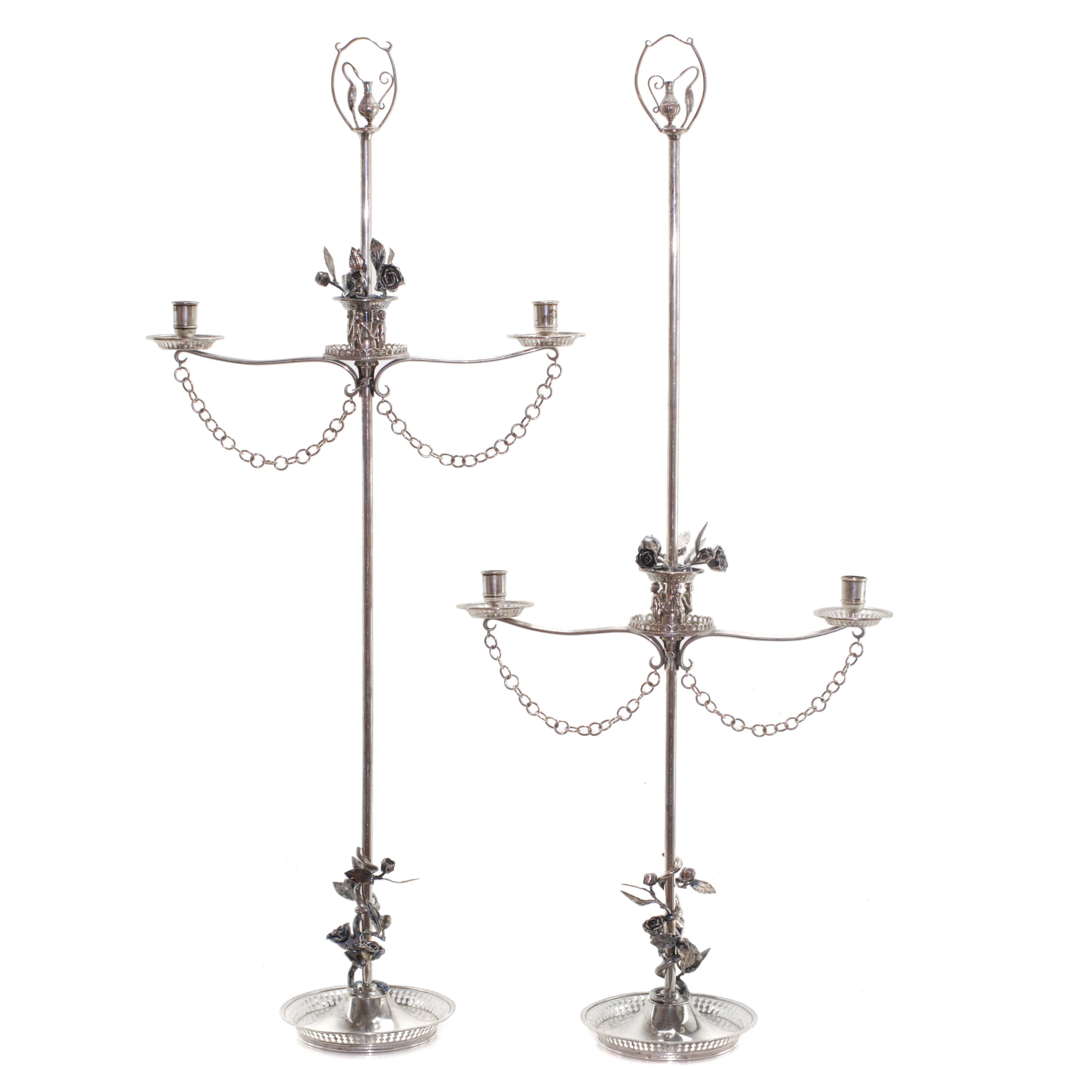 PAREJA DE CANDELABROS EN PLATA, SIGLO XX