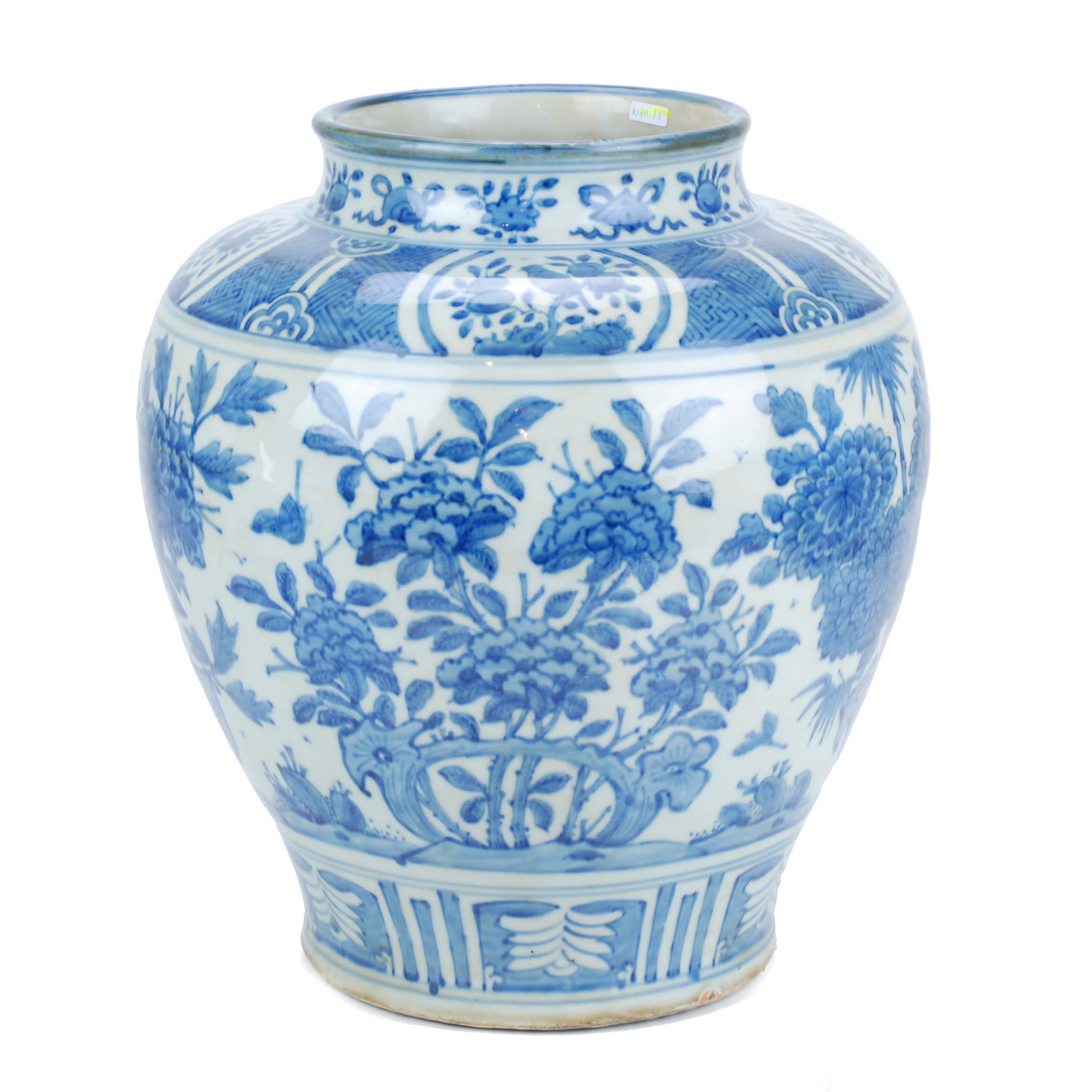 19TH CENTURY CHINESE SCHOOL BLUE AND WHITE PORCELAIN VASE. 