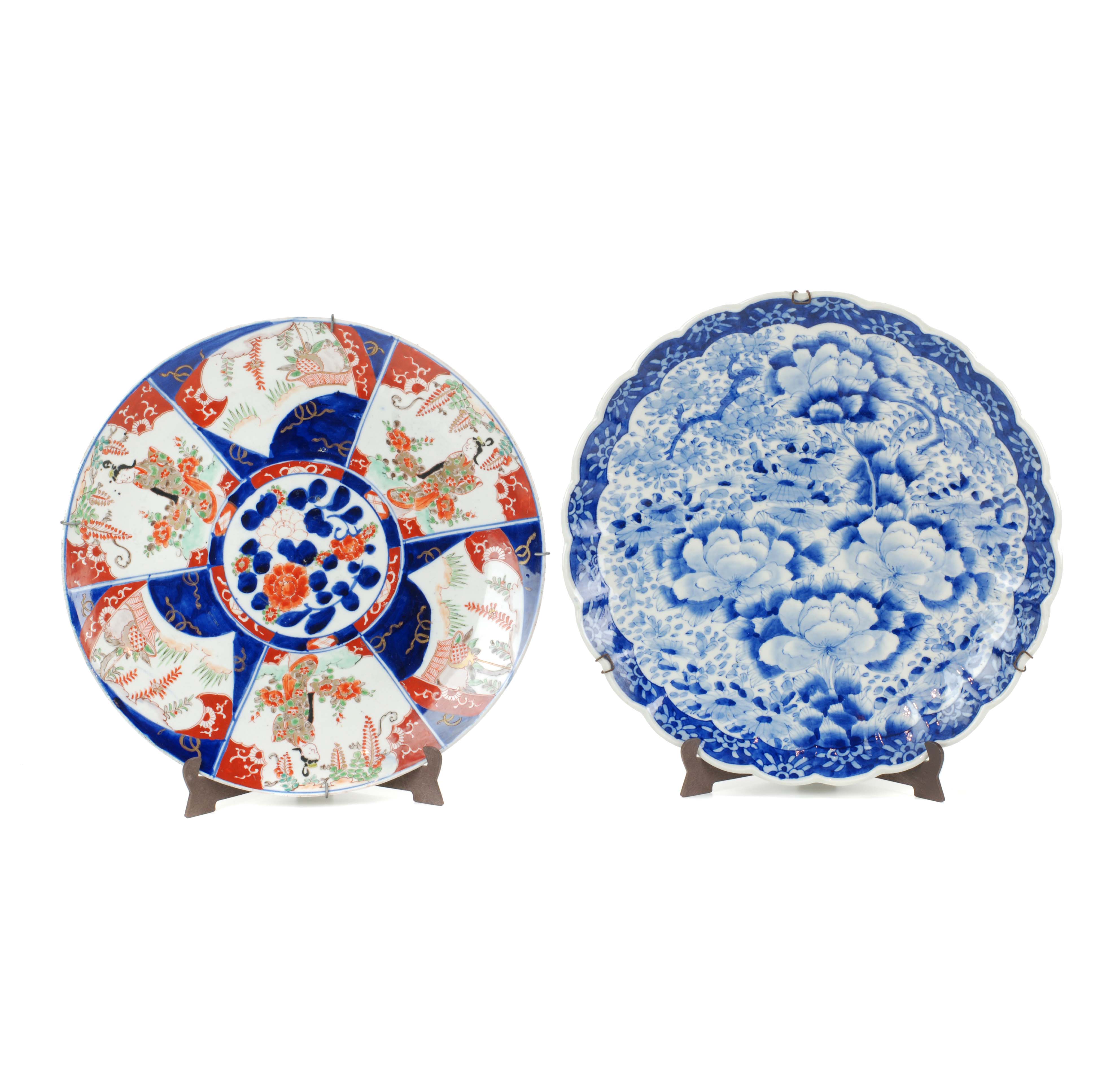 ESCUELA JAPONESA, SIGLO XIX. DOS PLATOS EN PORCELANA DE IMA