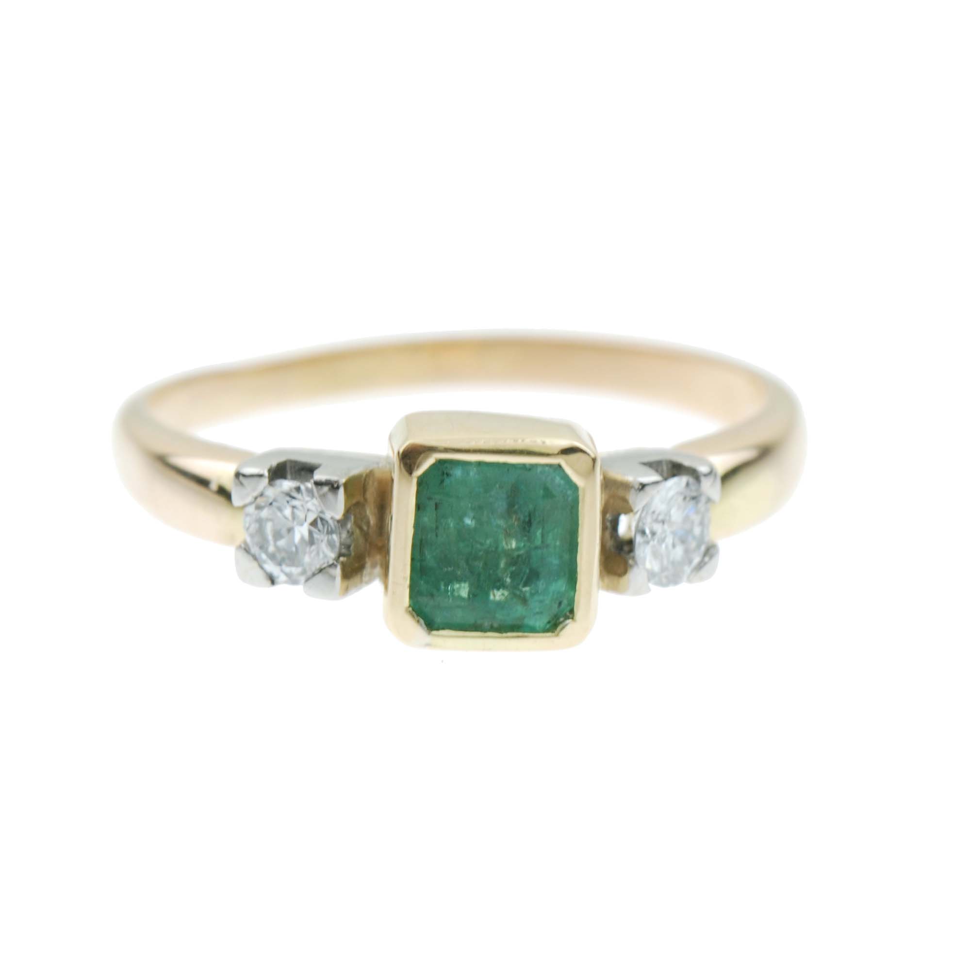 RING WITH EMERALD AND DIAMONDS.