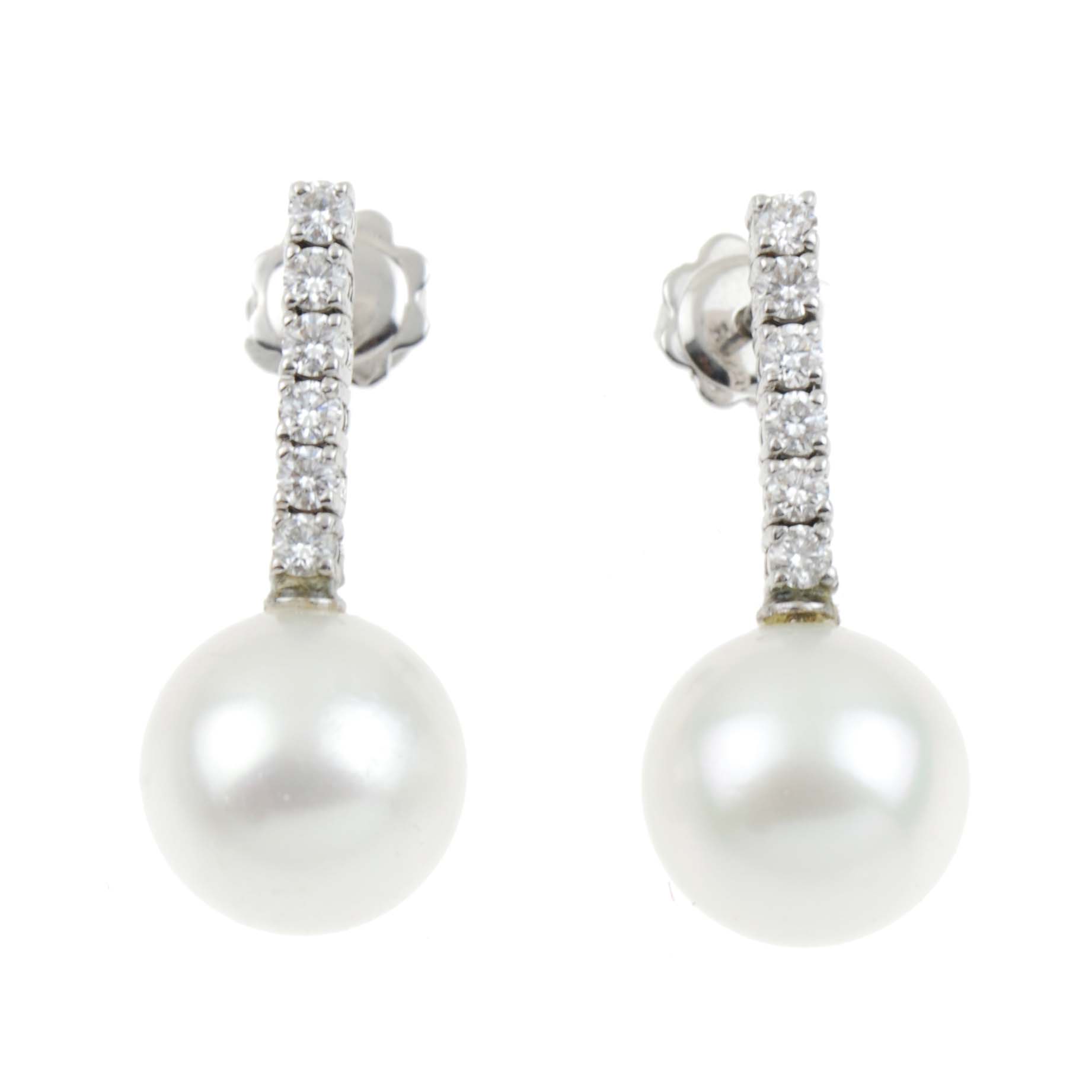 EARRINGS WITH PEARL AND DIAMONDS.