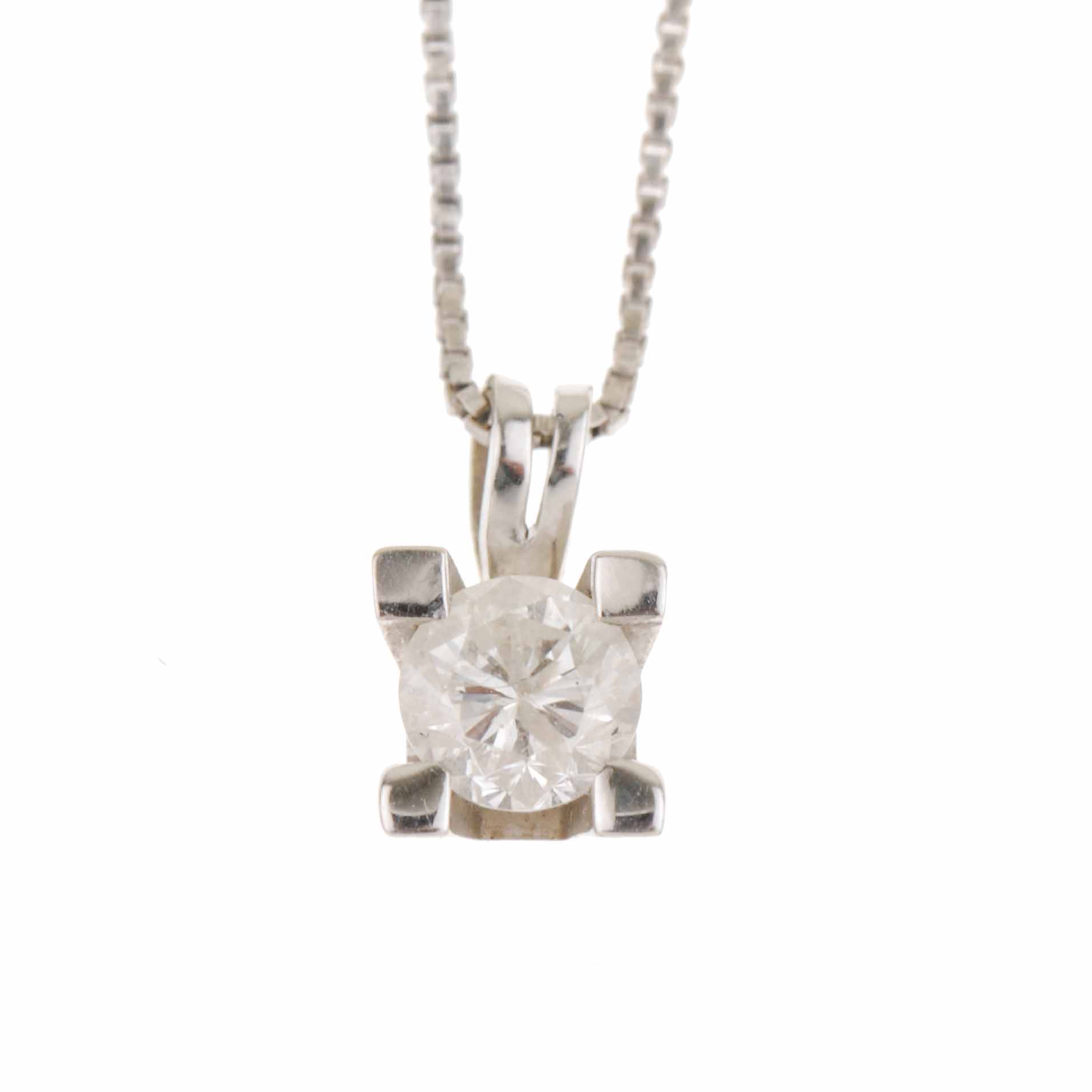 SOLITAIRE DIAMOND PENDANT WITH CHAIN.