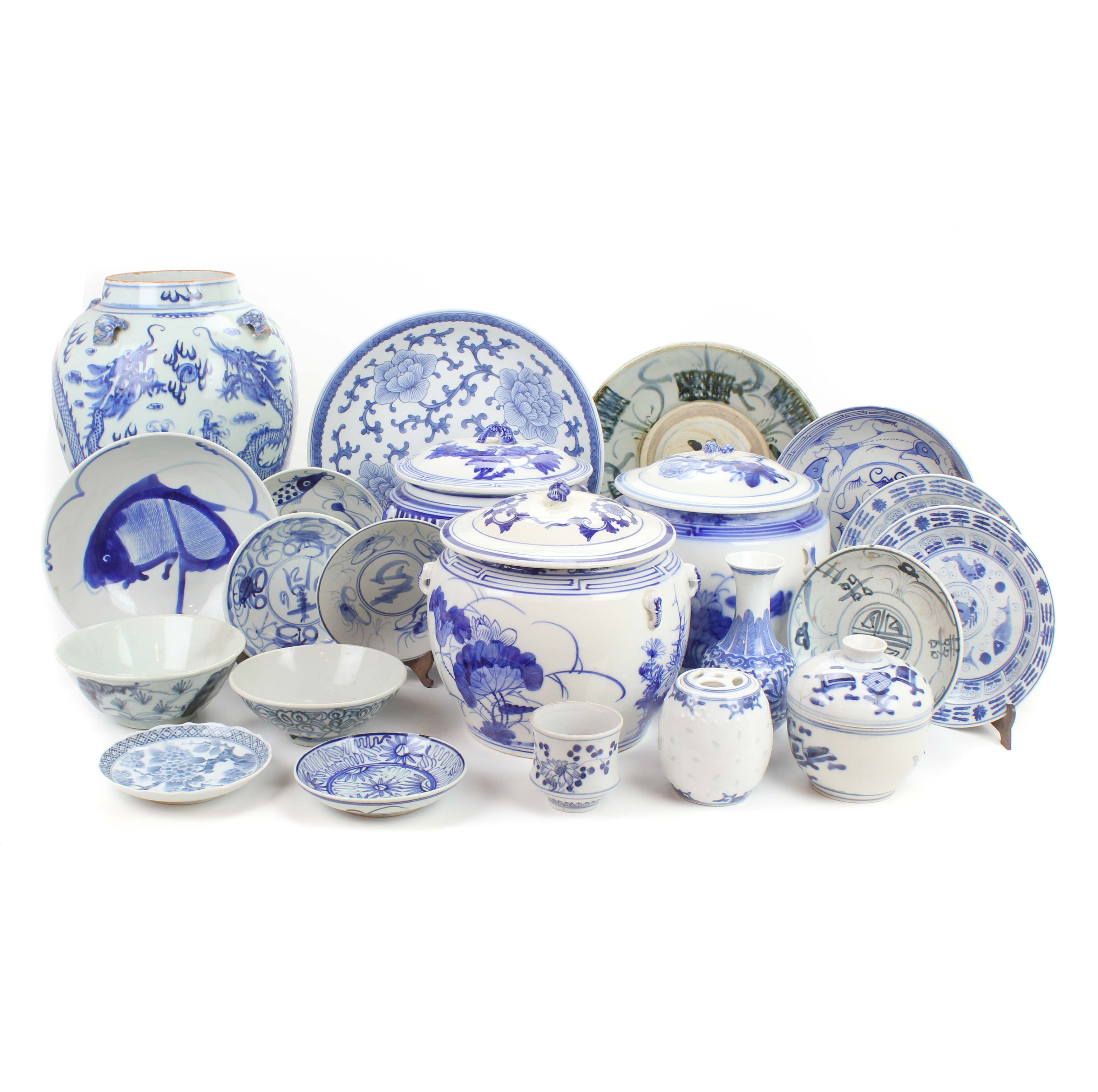 LARGE LOT OF TWENTY TWO PIECES OF CHINESE PORCELAIN, C20th.