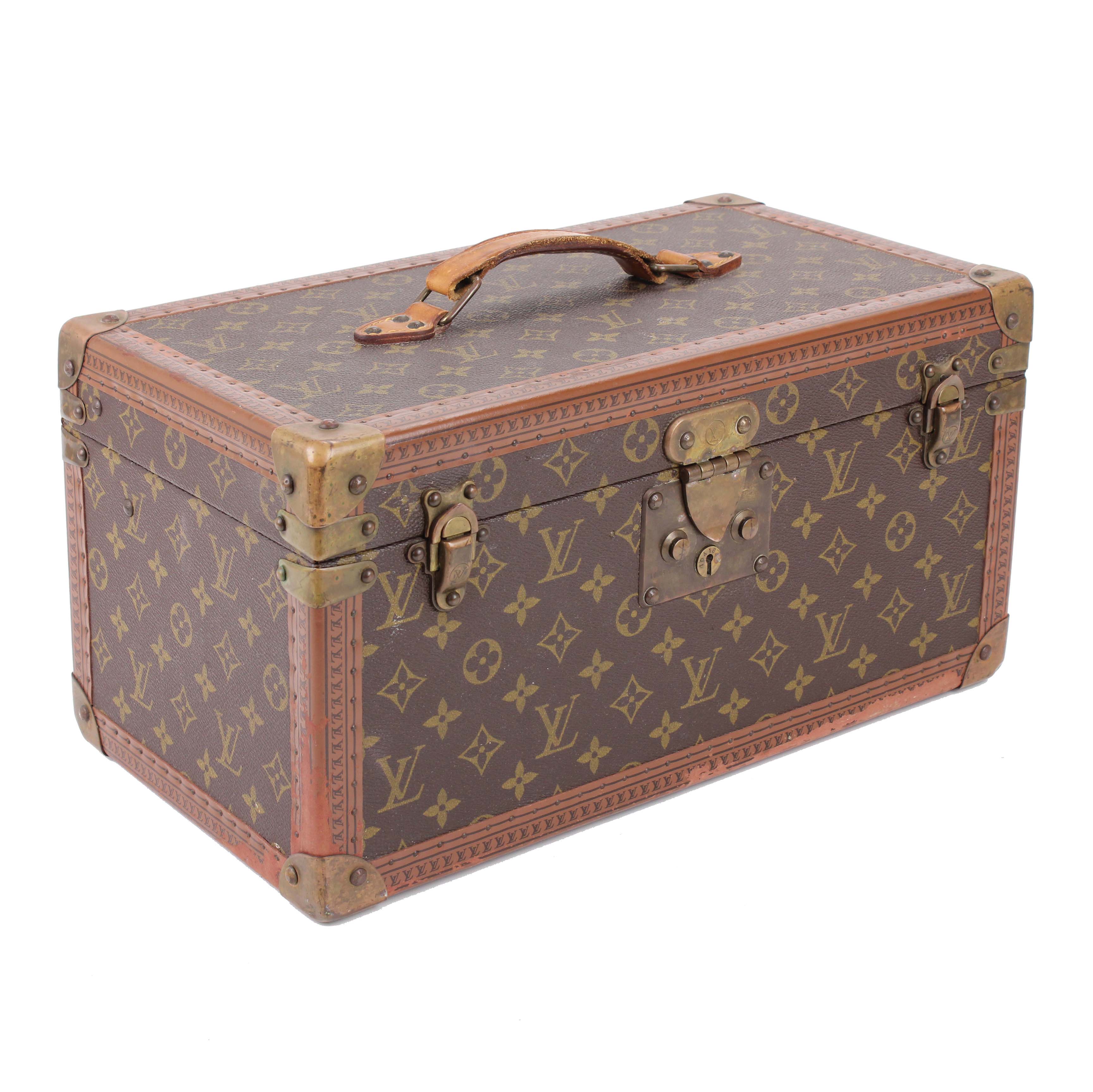 LOUIS VUITTON. TRAVELLING VANITY CASE.