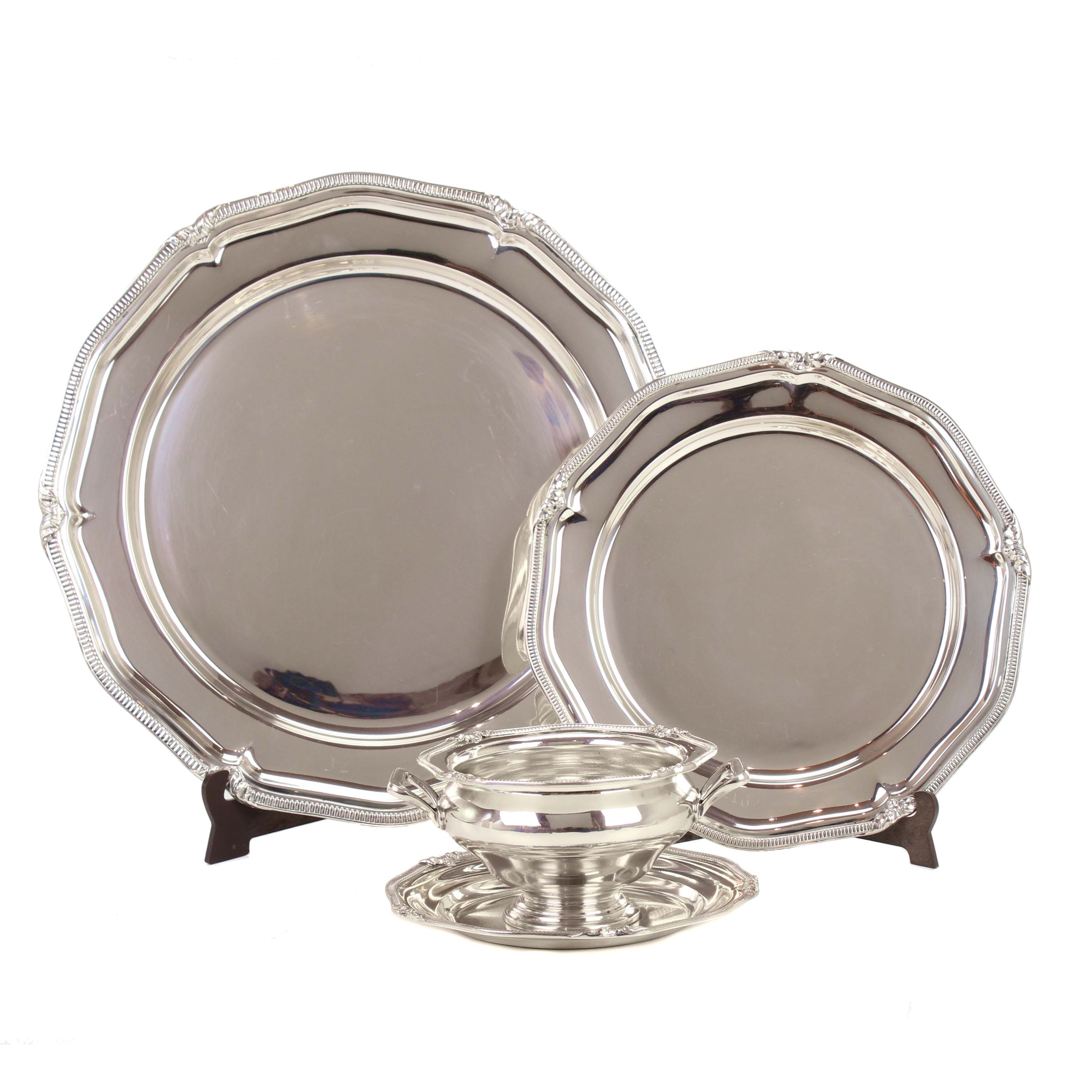 SET OF SPANISH SILVER SAUCE BOAT AND TWO  TRAYS, MID C20th.