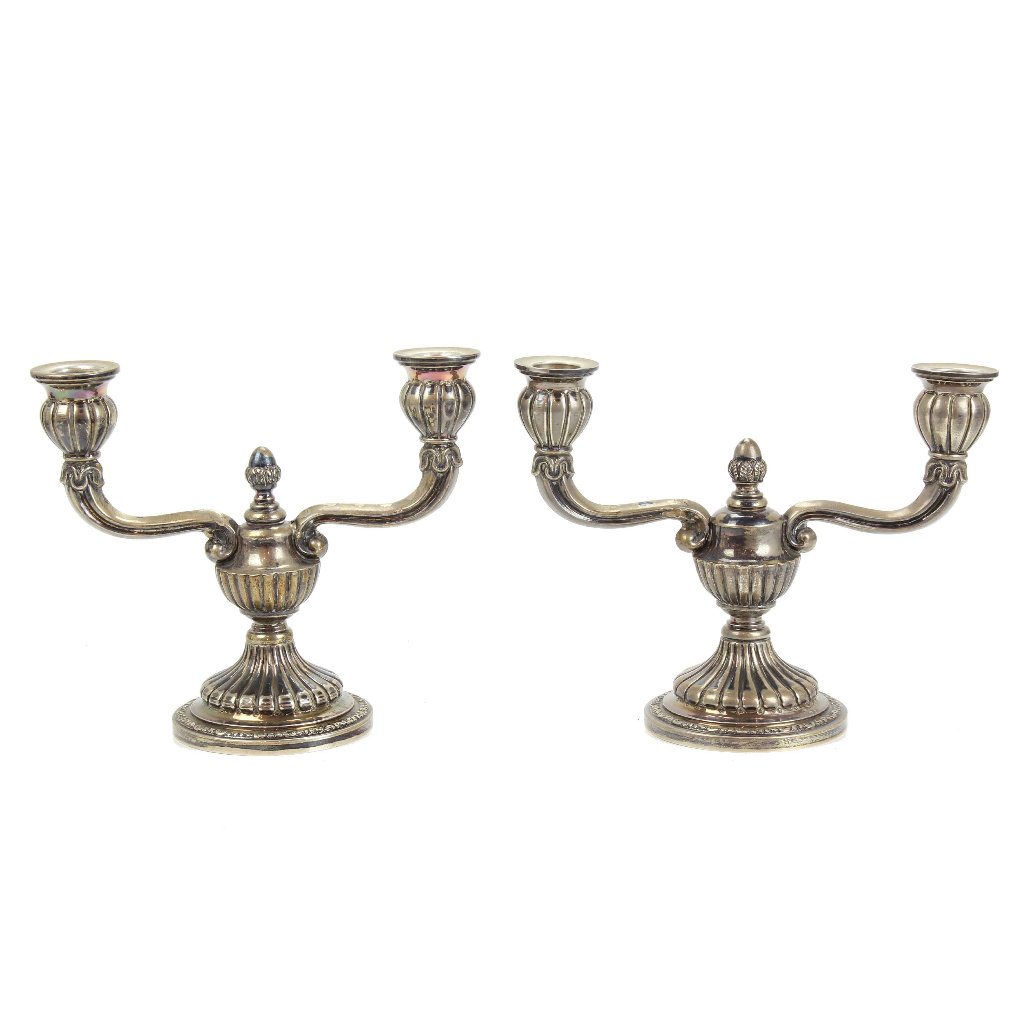 PAREJA DE CANDELABROS ESPAÑOLES EN PLATA, MED. SIGLO XX. 