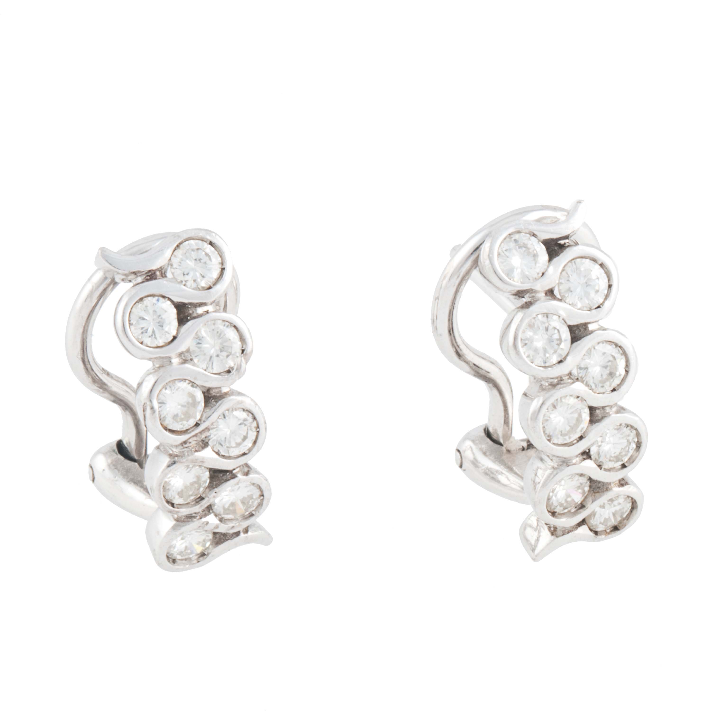 WHITE GOLD AND DIAMOND EARRINGS.