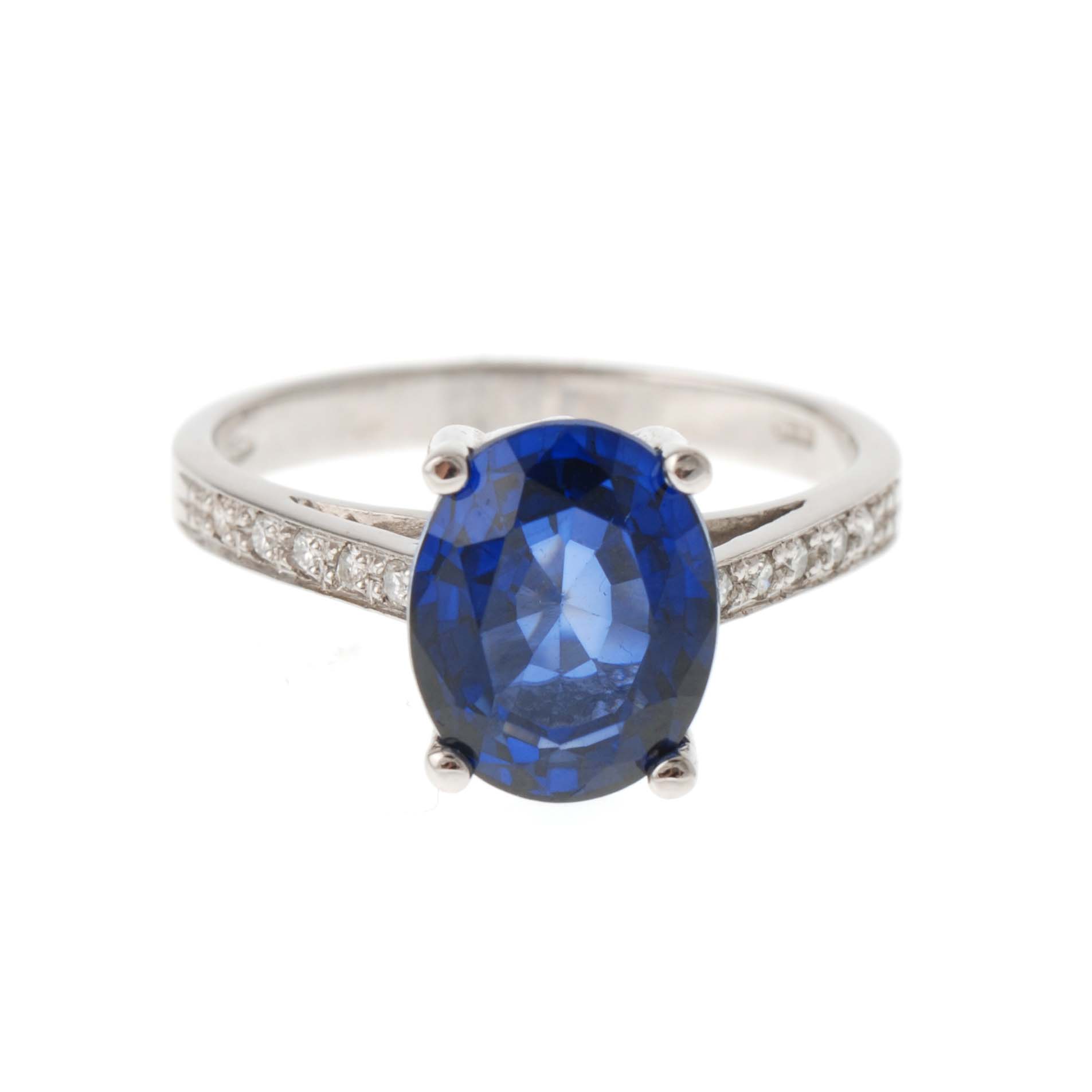 RING WITH SAPPHIRE.