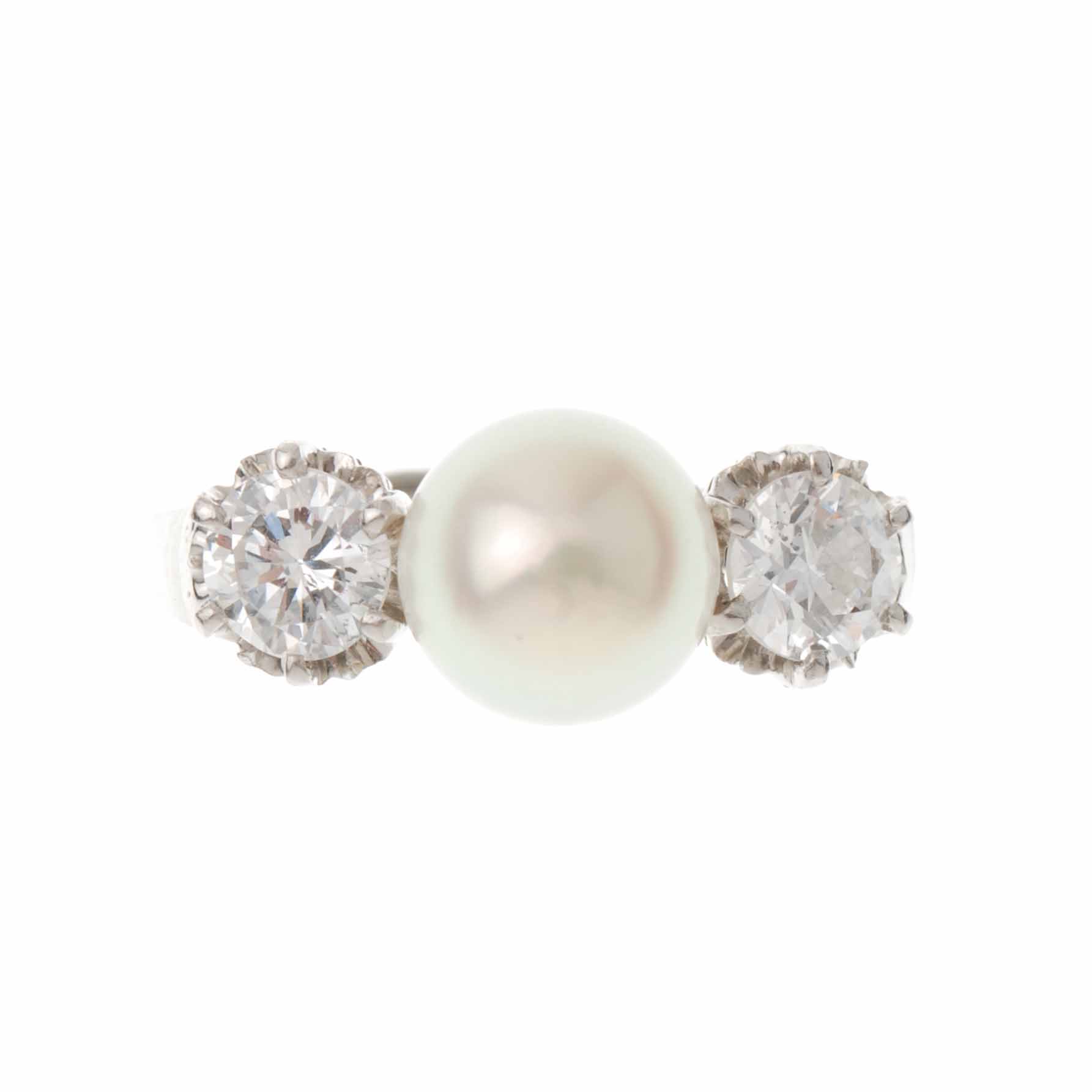 RING WITH A PEARL AND TWO DIAMONDS.