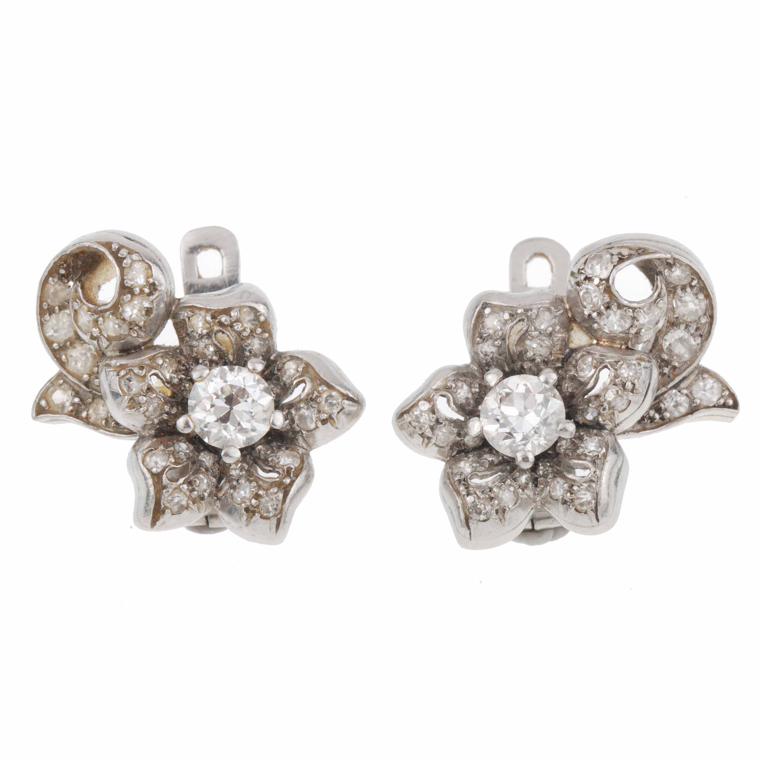 FLOWER BOW EARRINGS.