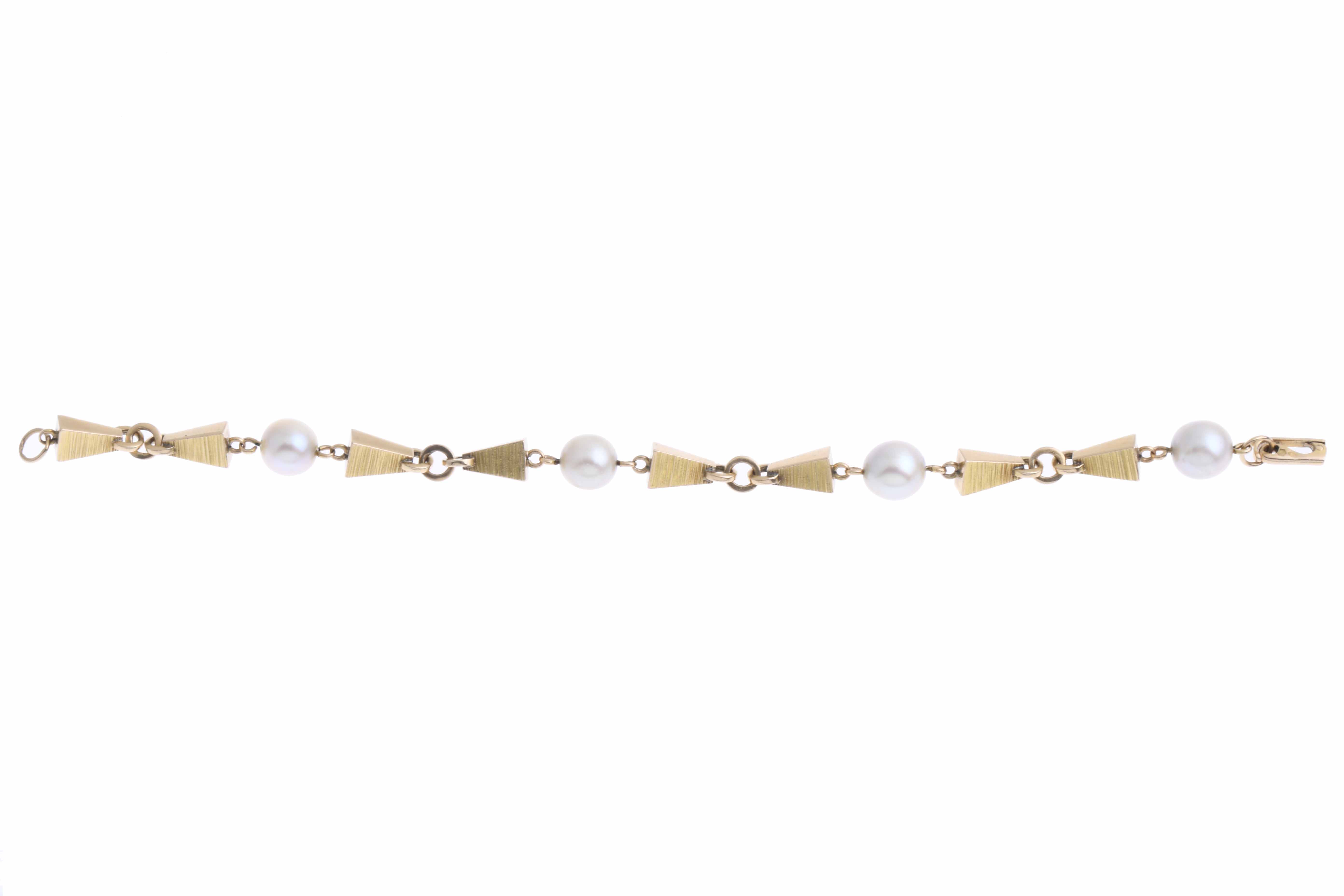 GOLD BRACELET WITH PEARLS.