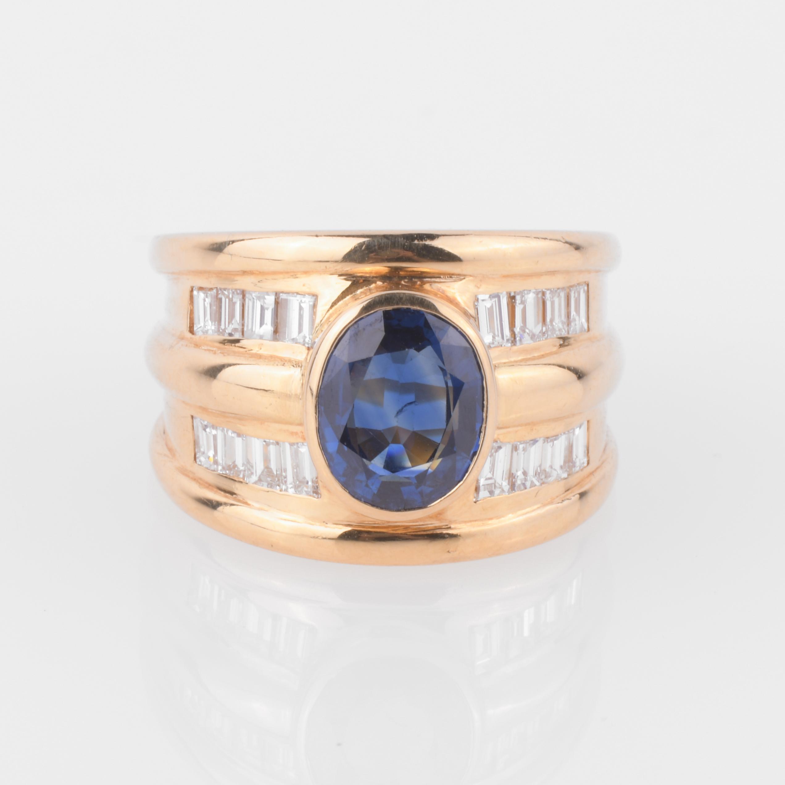 GOLD RING WITH SAPPHIRE.