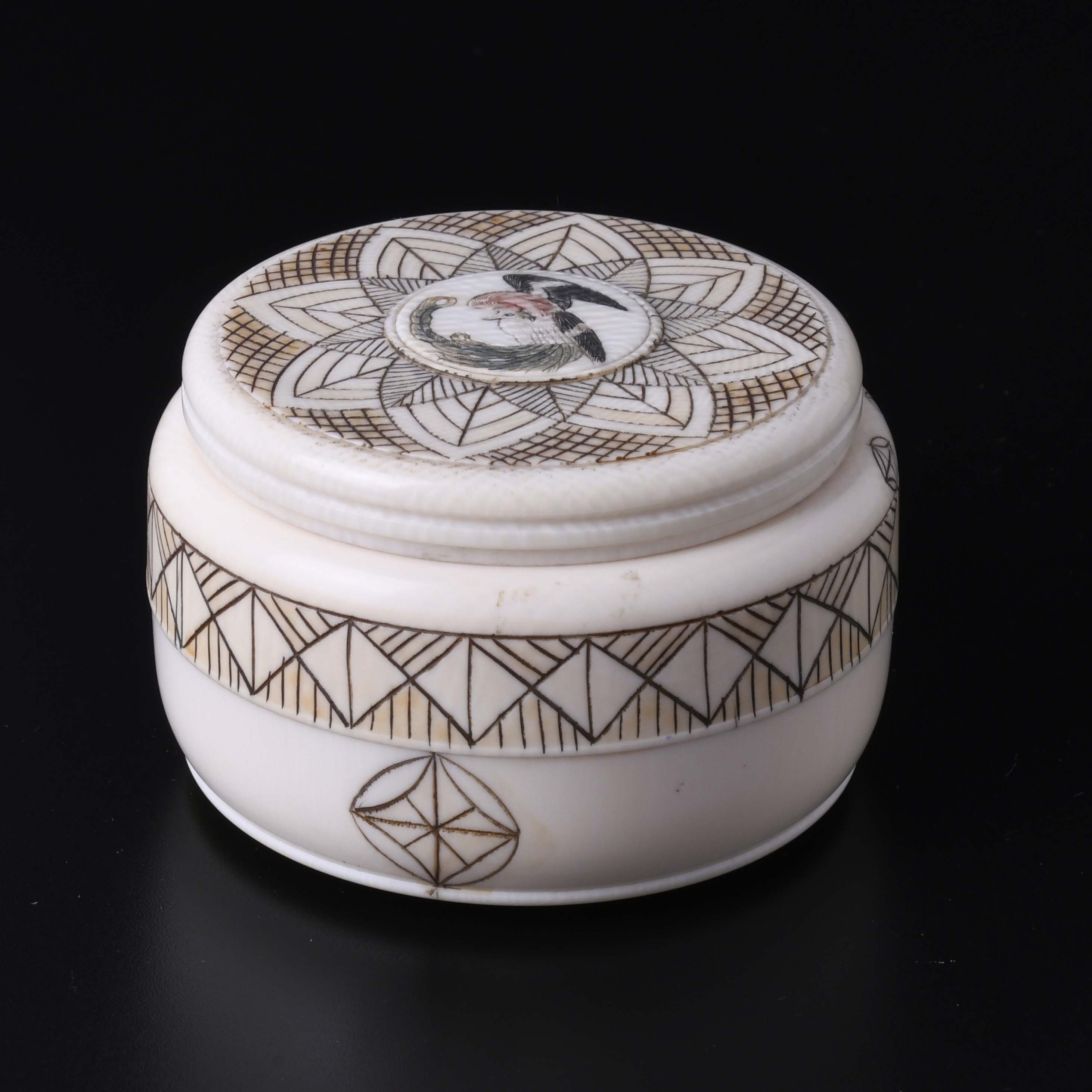 JAPANESE SCHOOL. MEIJI PERIOD, 19TH CENTURY. CIRCULAR BOX.