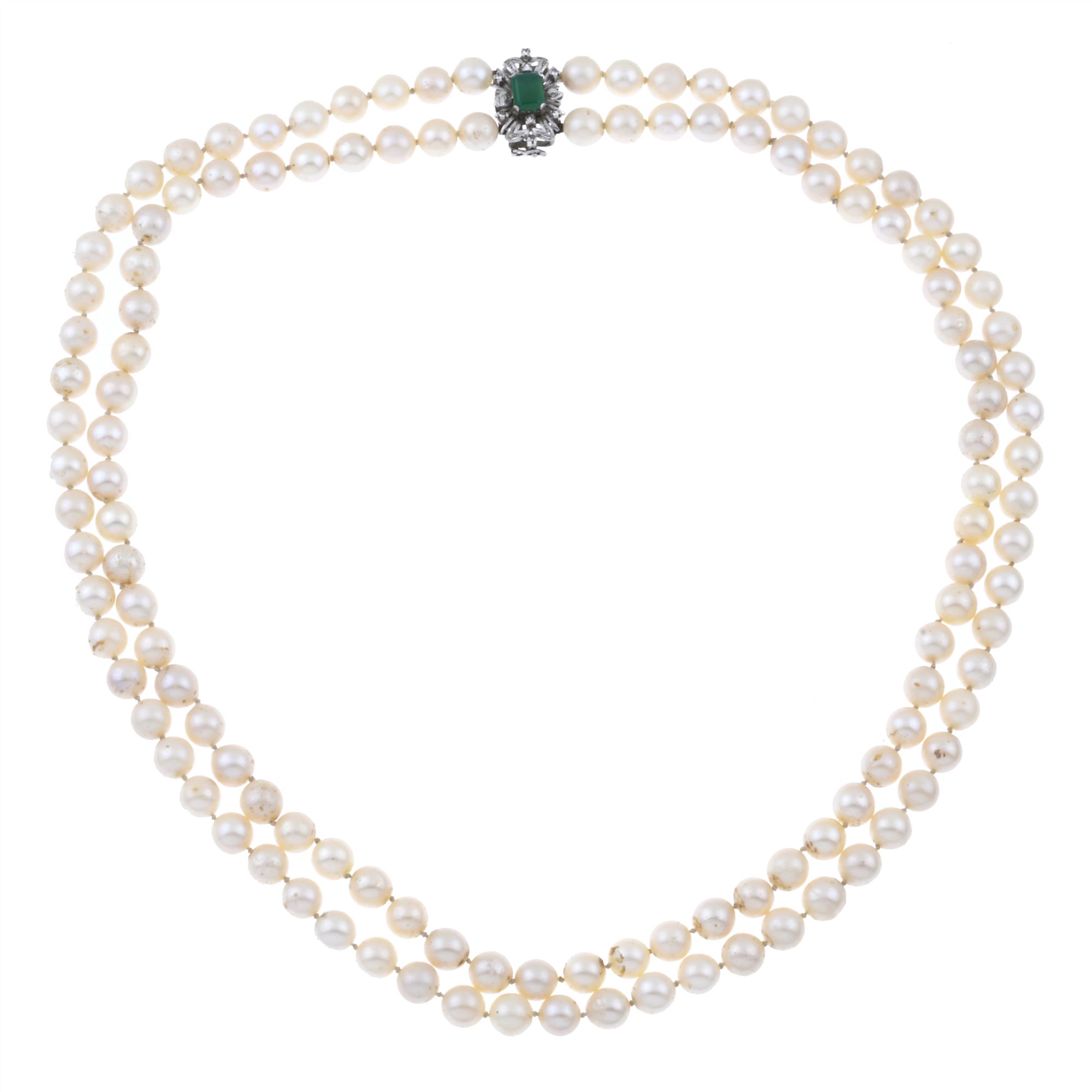 PEARLS NECKLACE WITH EMERALD.