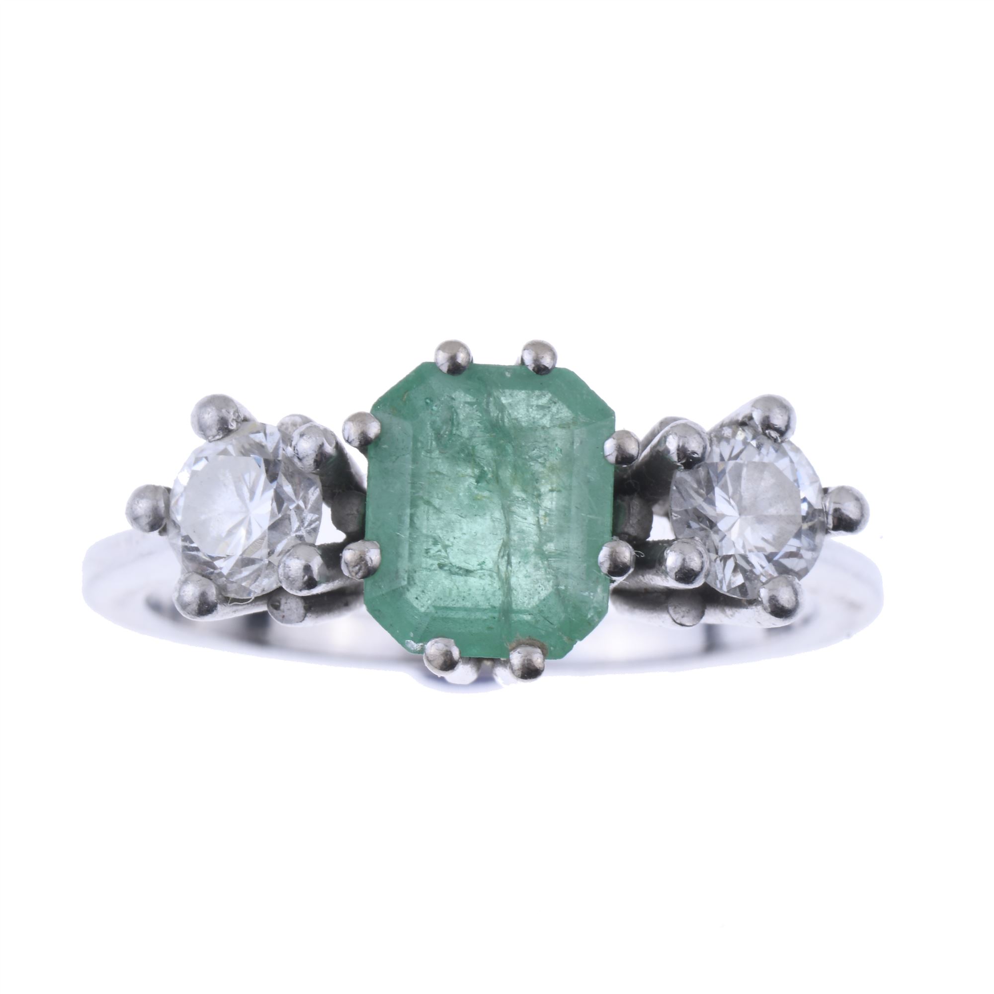 WHITE GOLD AND EMERALD RING.