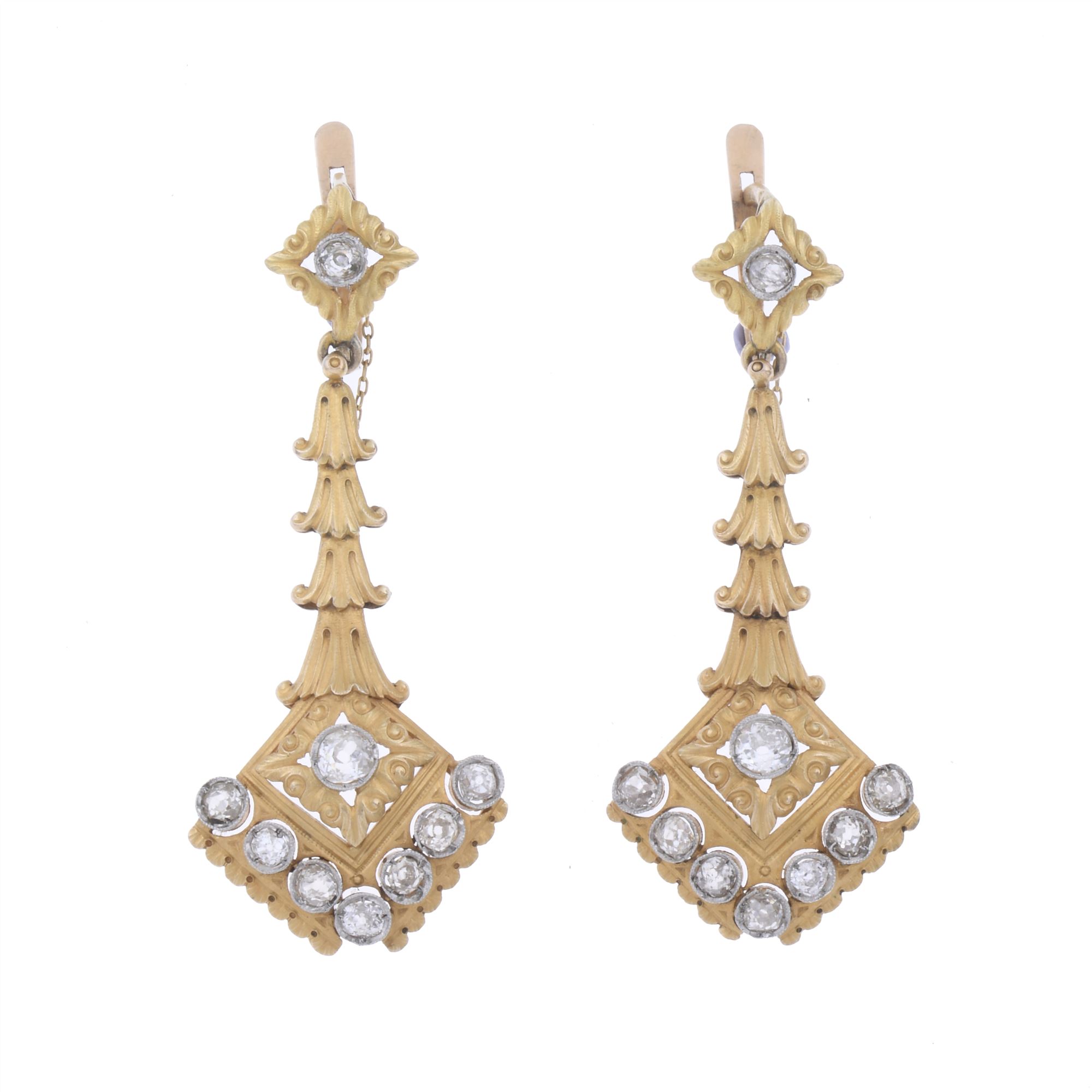 PENDIENTES LARGOS EN ORO AMARILLO CON DIAMANTES.