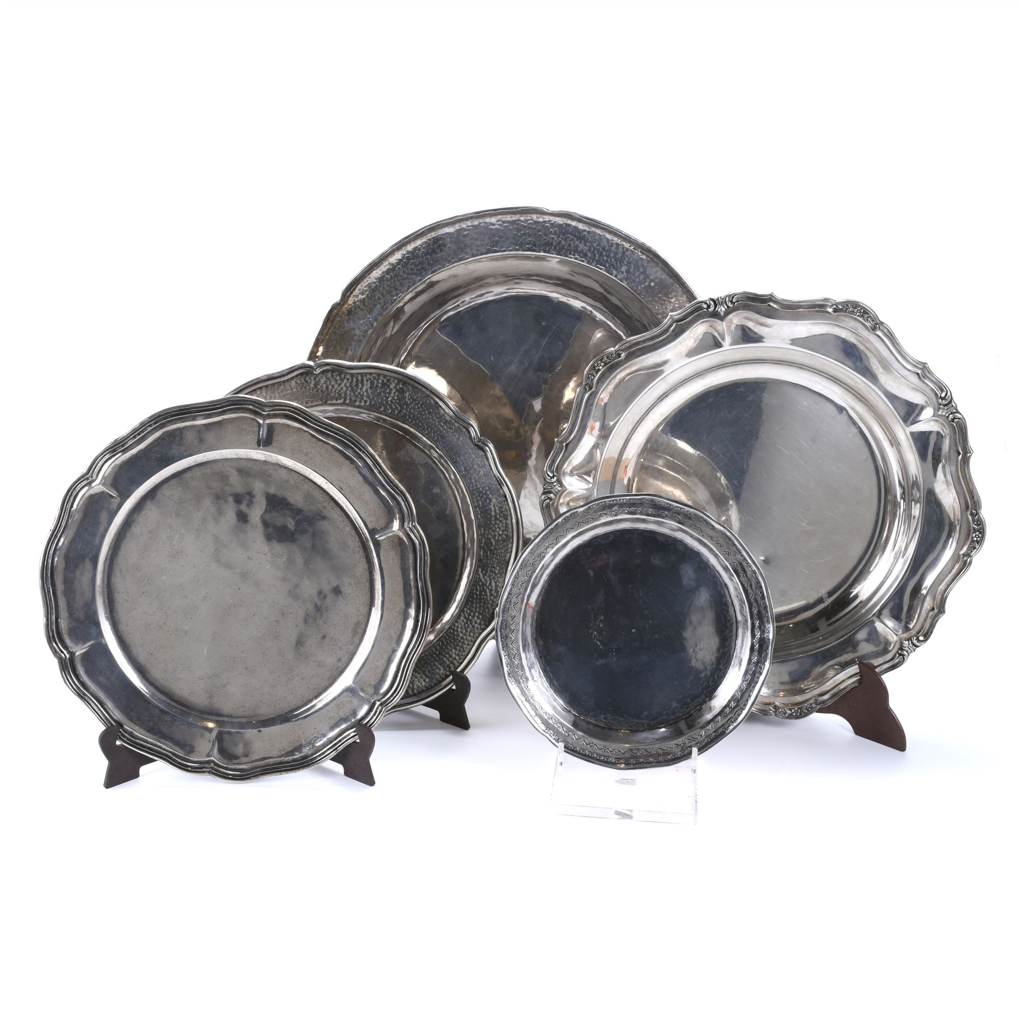 PERUVIAN PLATTER AND FOUR ROUND TRAYS IN SILVER, SECOND HAL
