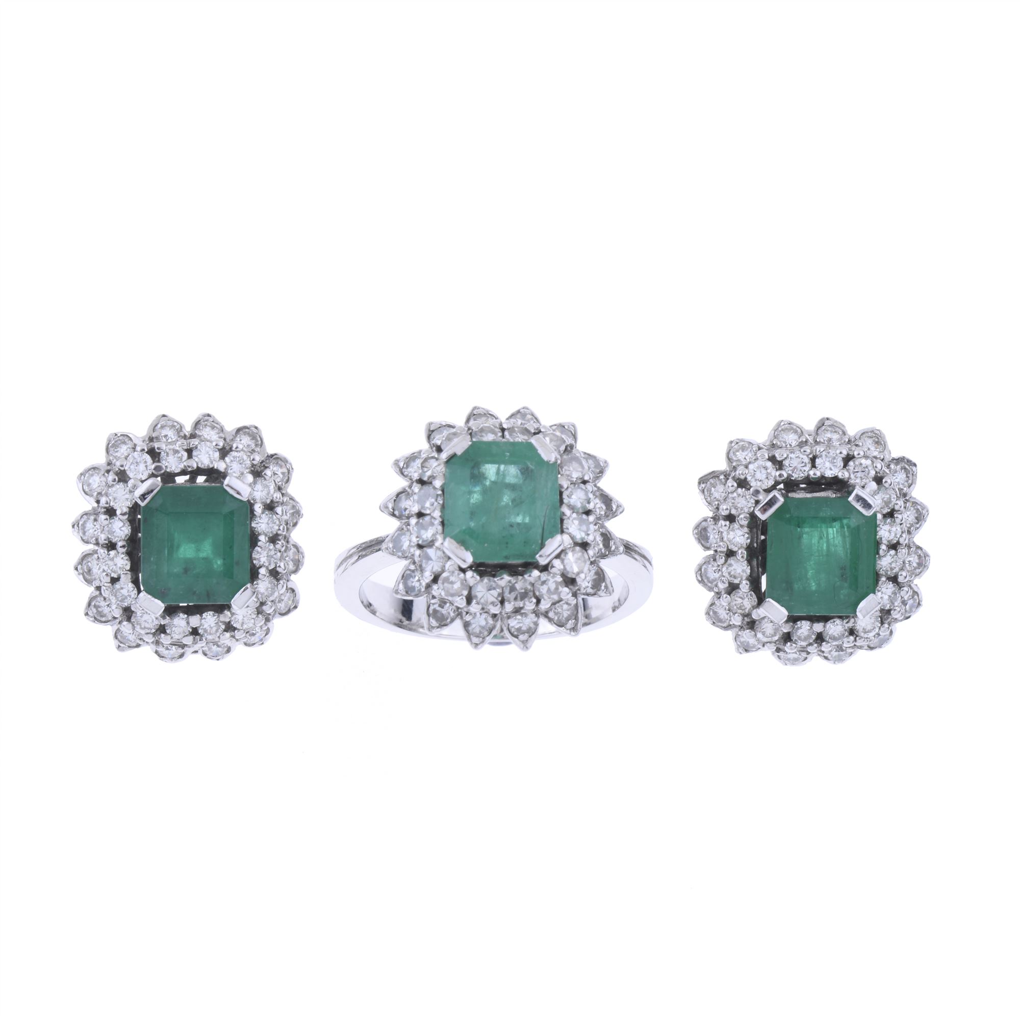 SET OF EARRINGS AND RING WITH DIAMONDS AND EMERALDS.