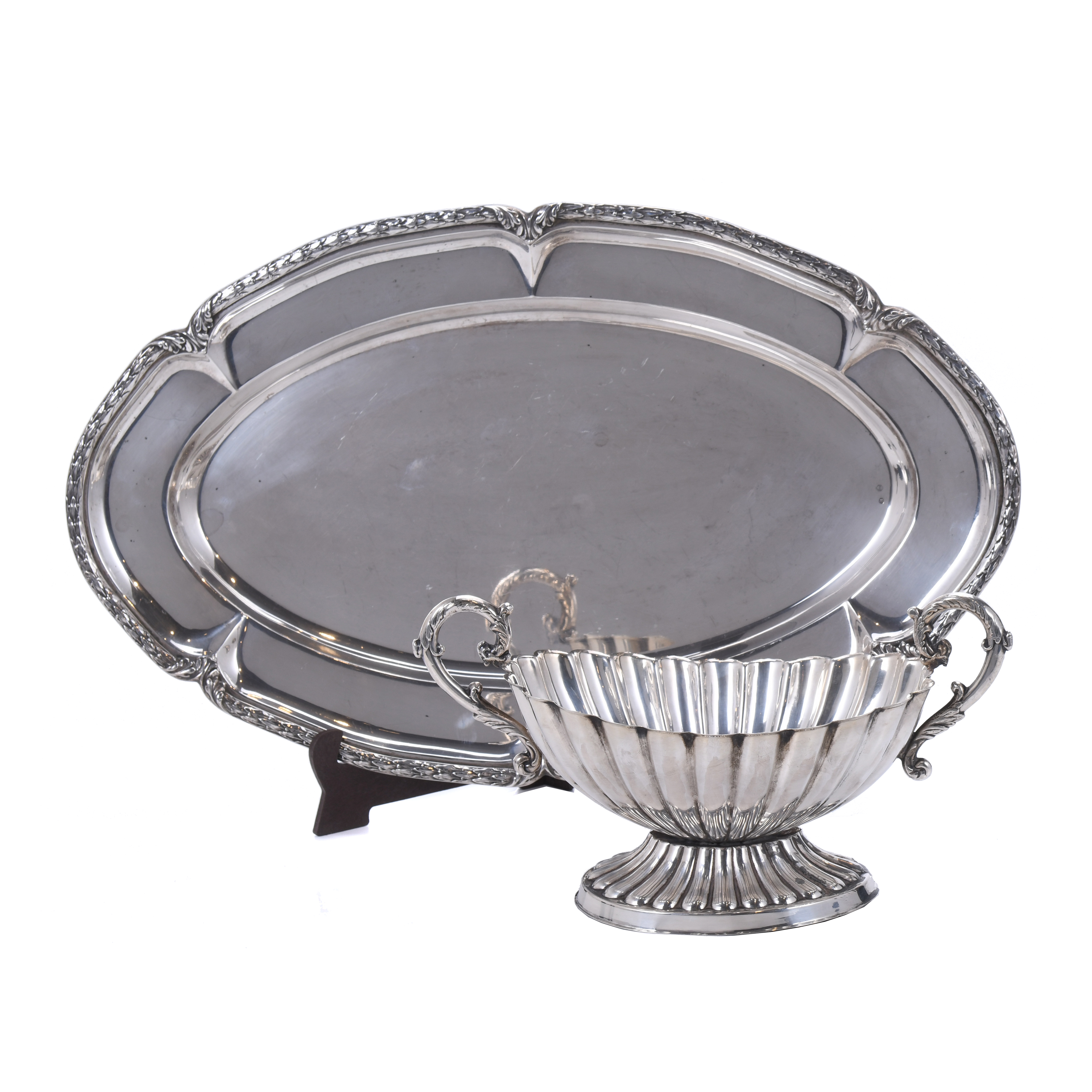 NEOCLASSICAL STYLE LARGE SAUCEBOAT AND TRAY, 20TH CENTURY. 