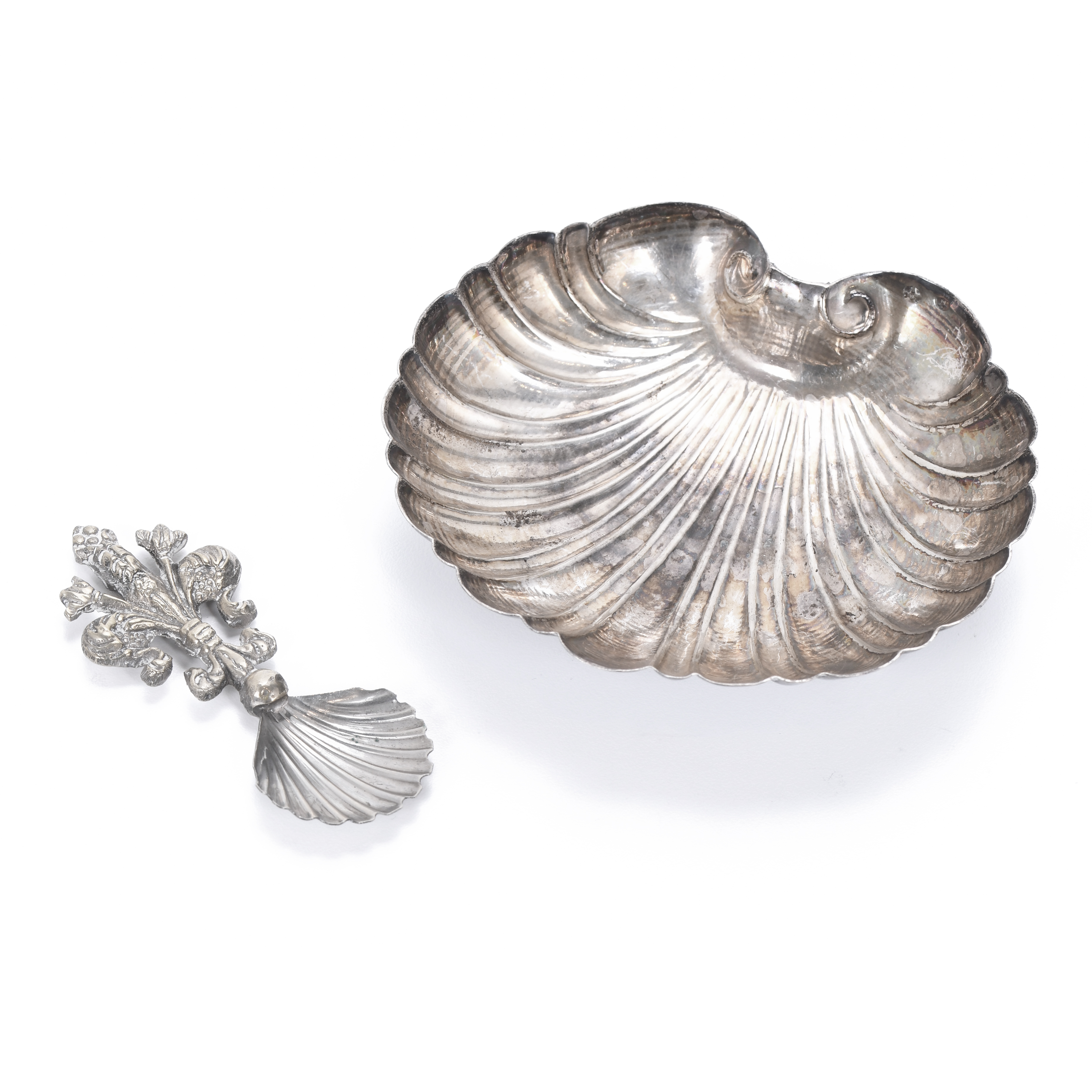 SILVER "COQUILLE" AND TEASPOON, 20TH CENTURY.