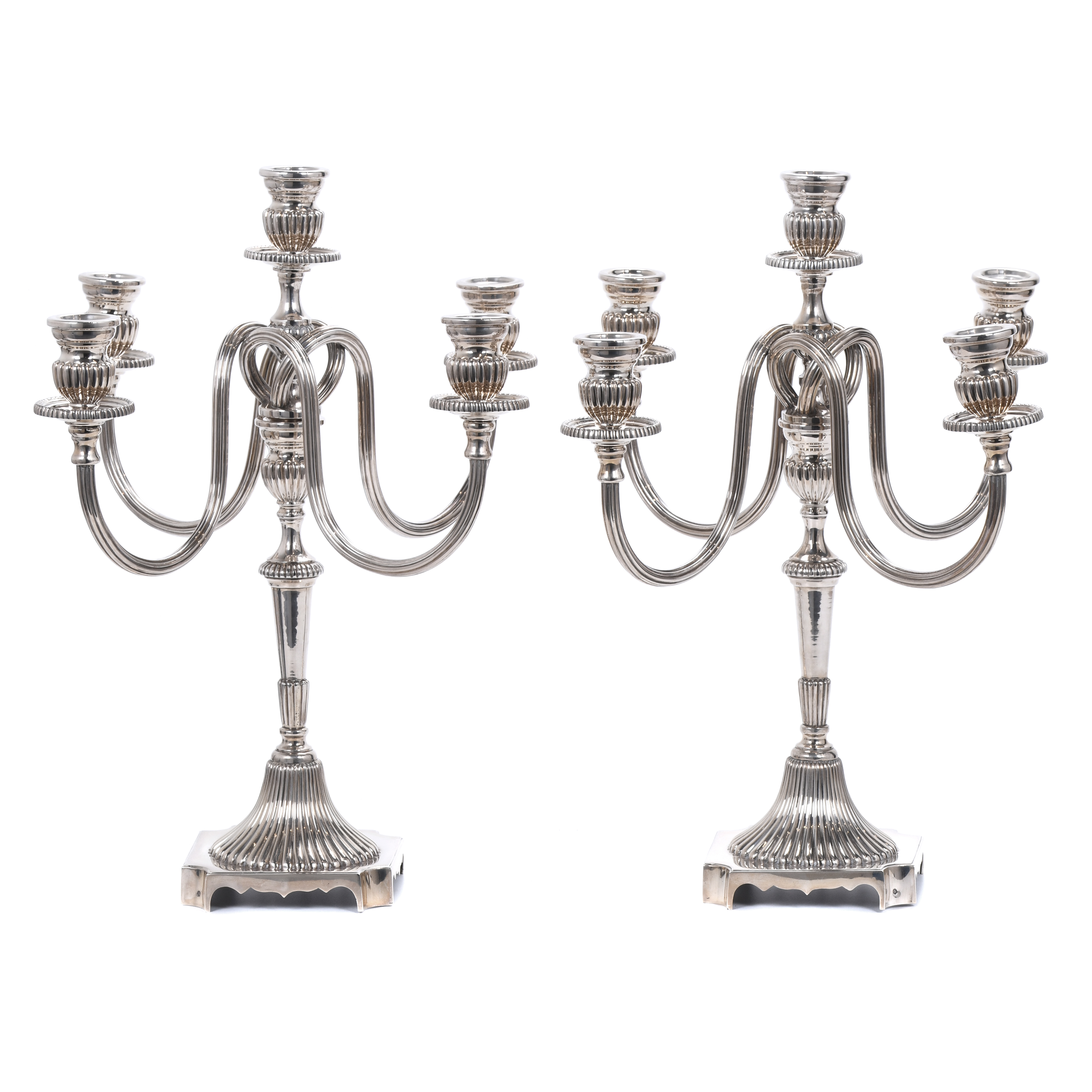 PAREJA DE CANDELABROS EN PLATA, SIGLO XX. 