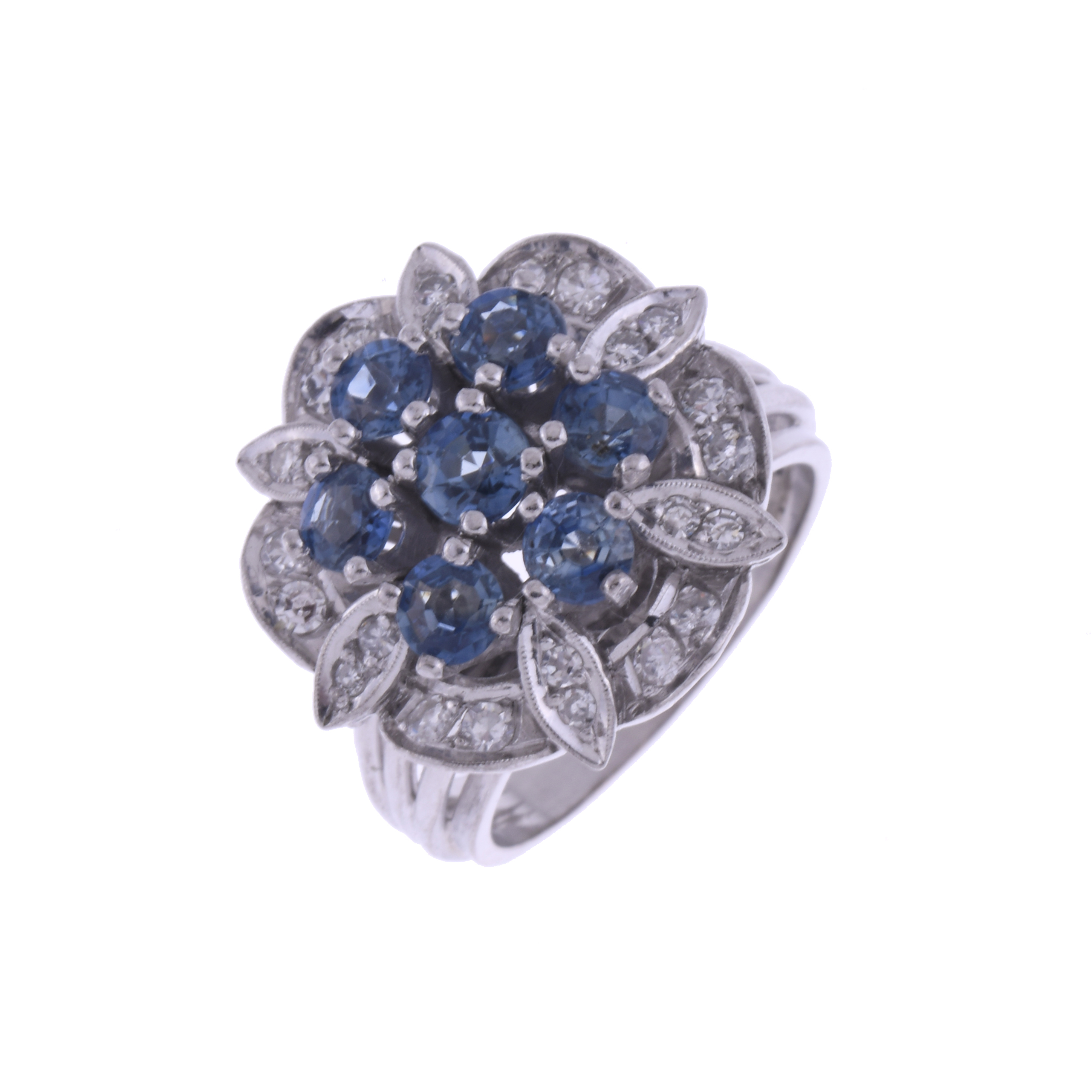 GRAN ANILLO FLORAL CON ZAFIROS Y DIAMANTES.