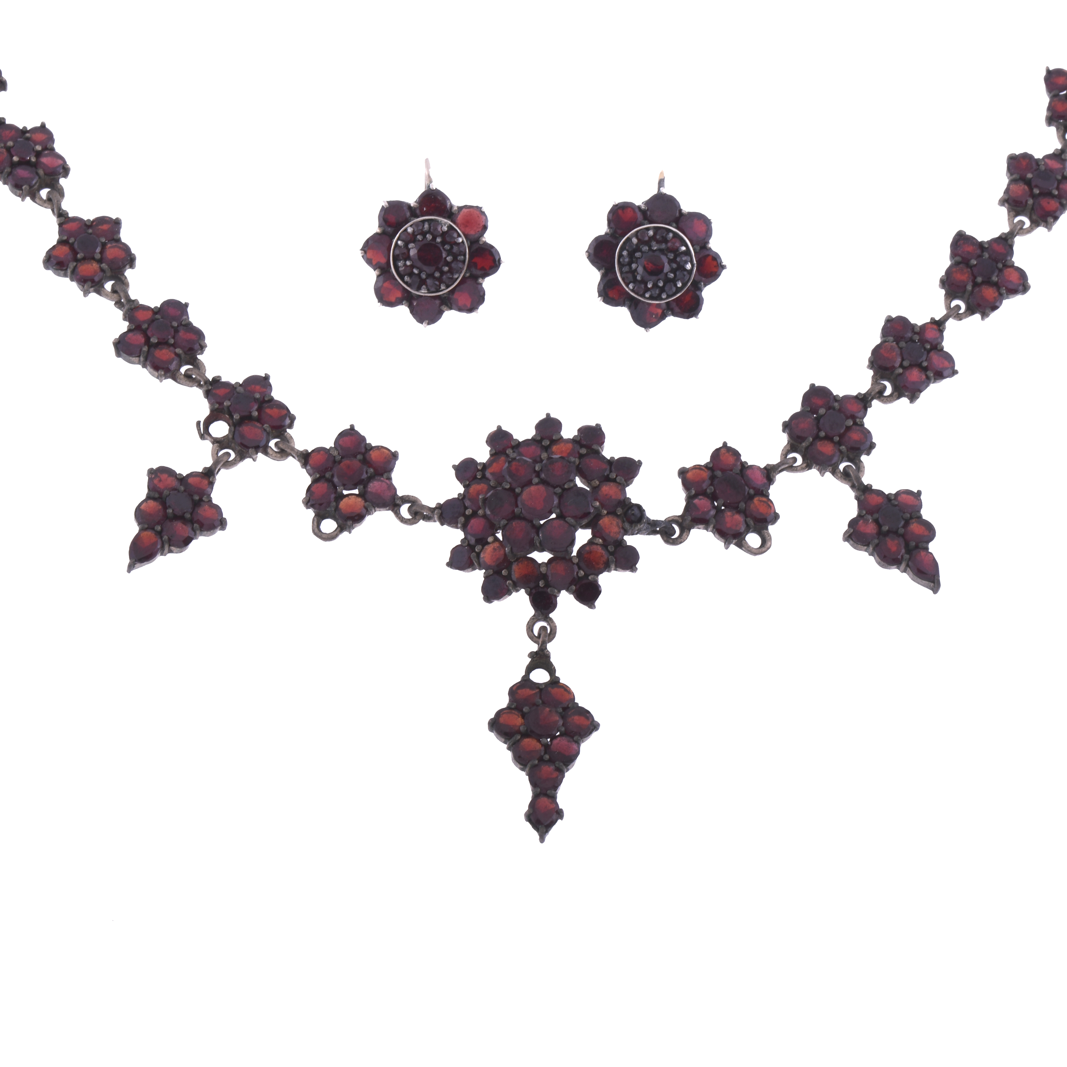 SET OF NECKLACE AND EARRINGS WITH GARNETS, CIRCA 1900.