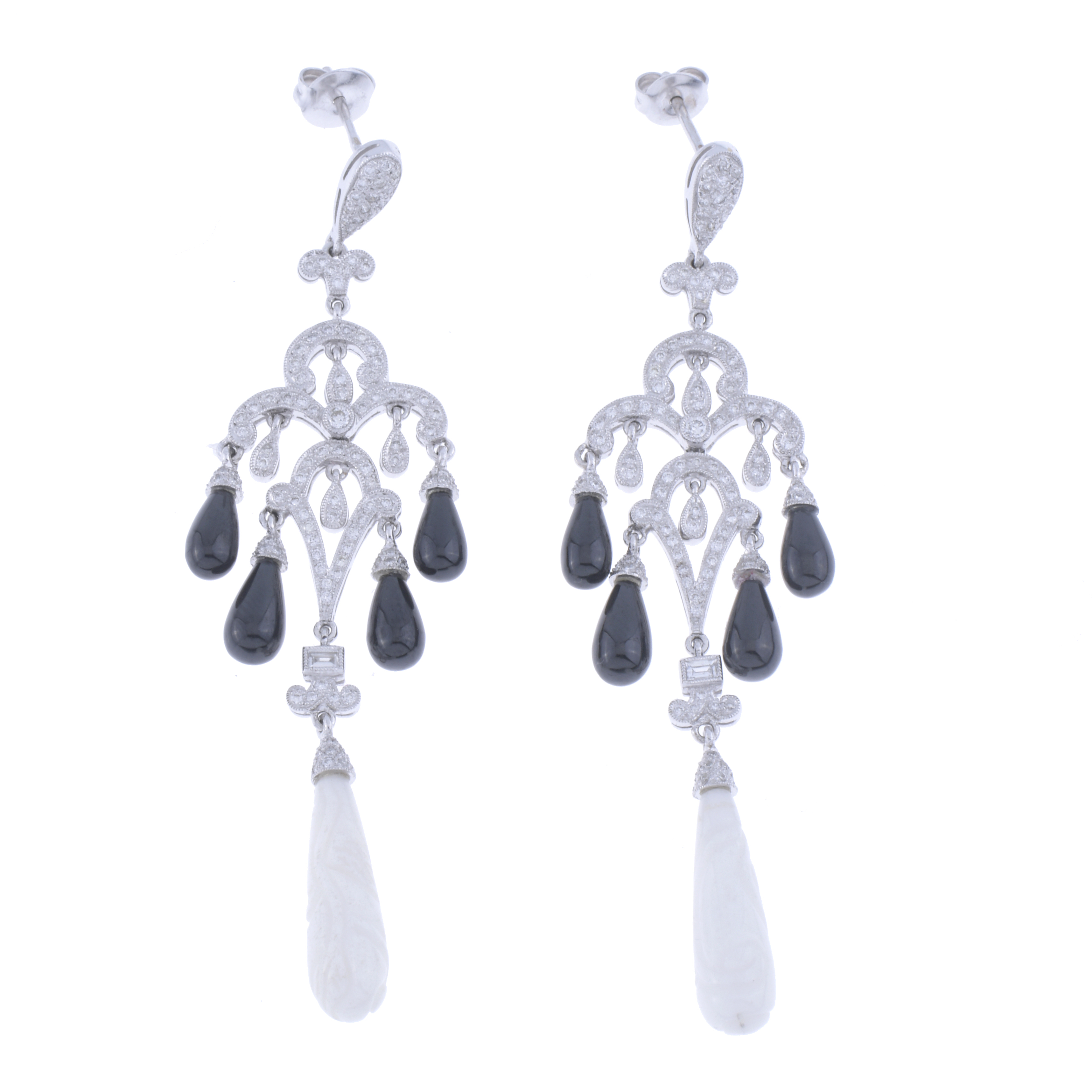 PENDIENTES GIRANDOLE CON DIAMANTES Y ÓNIX.