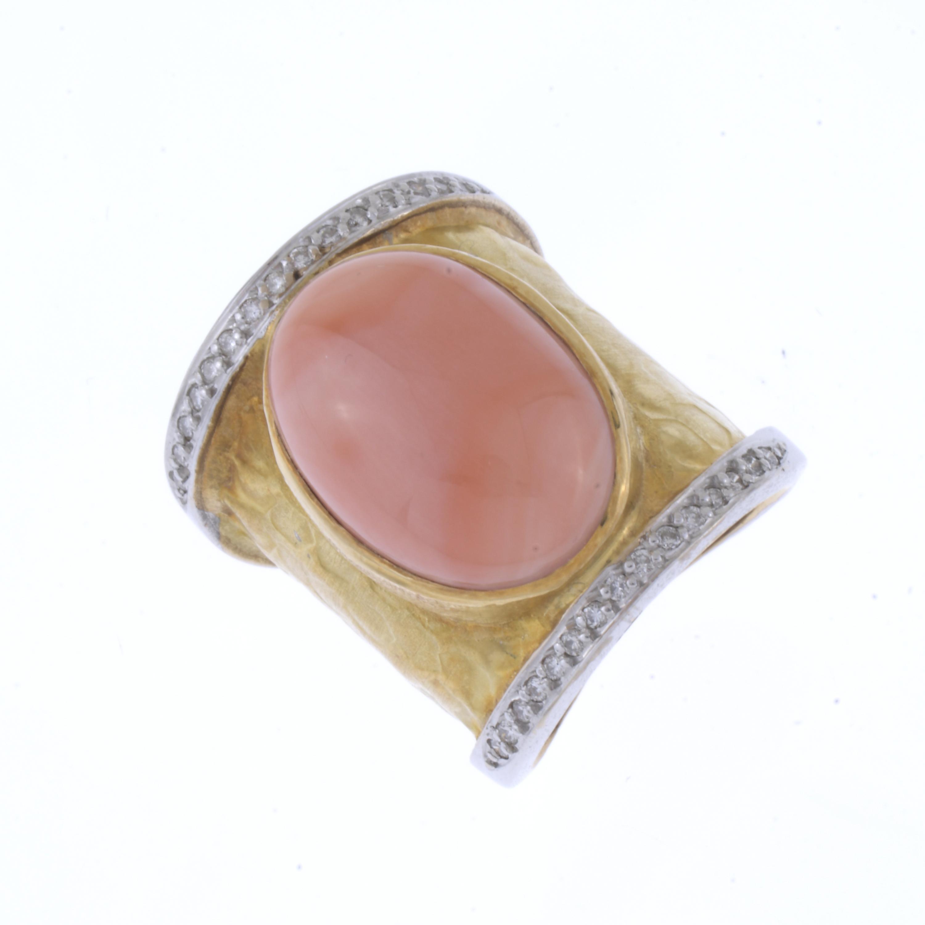LARGE RING WITH OVAL CORAL.
