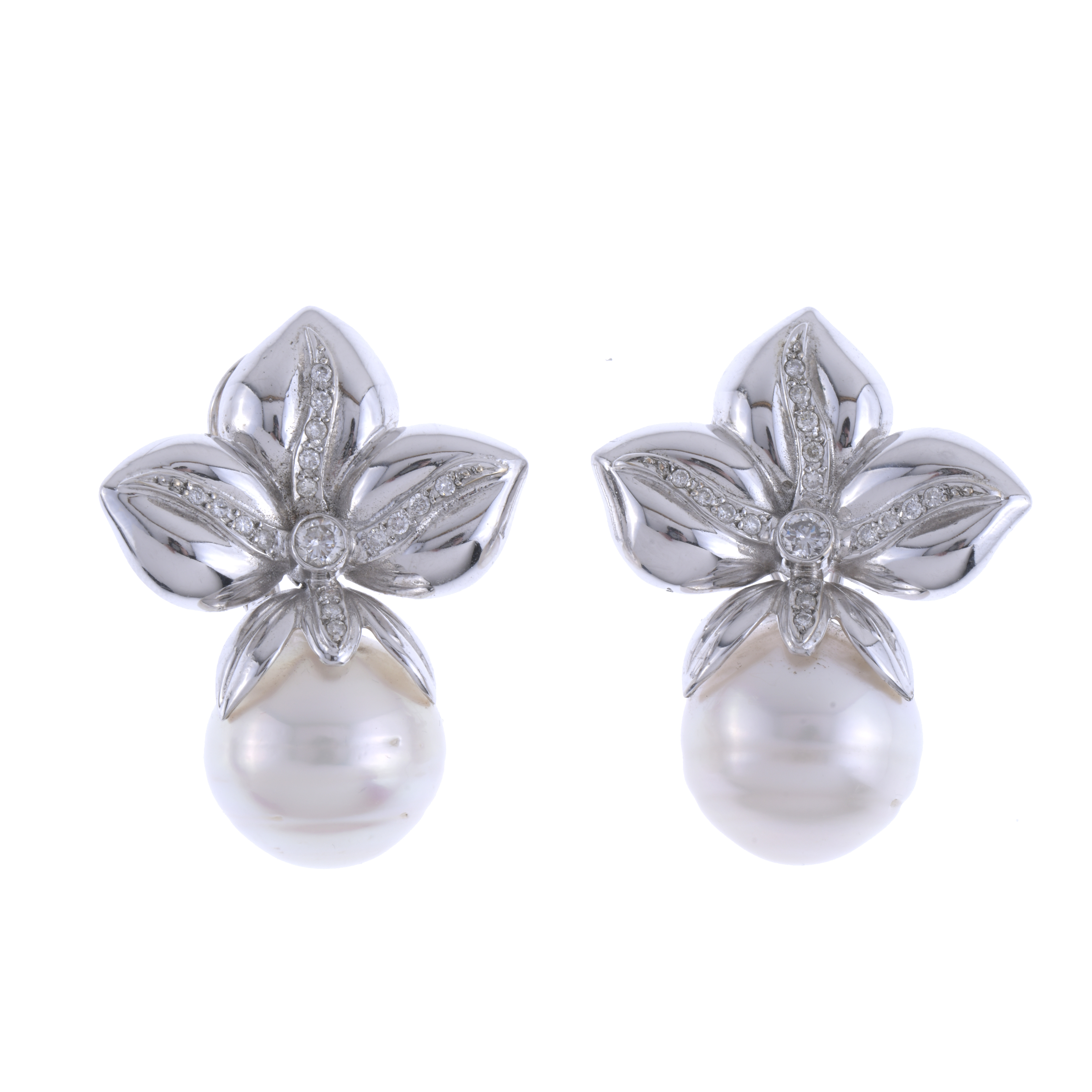EARRINGS WITH AUSTRALIAN PEARL AND DIAMONDS.