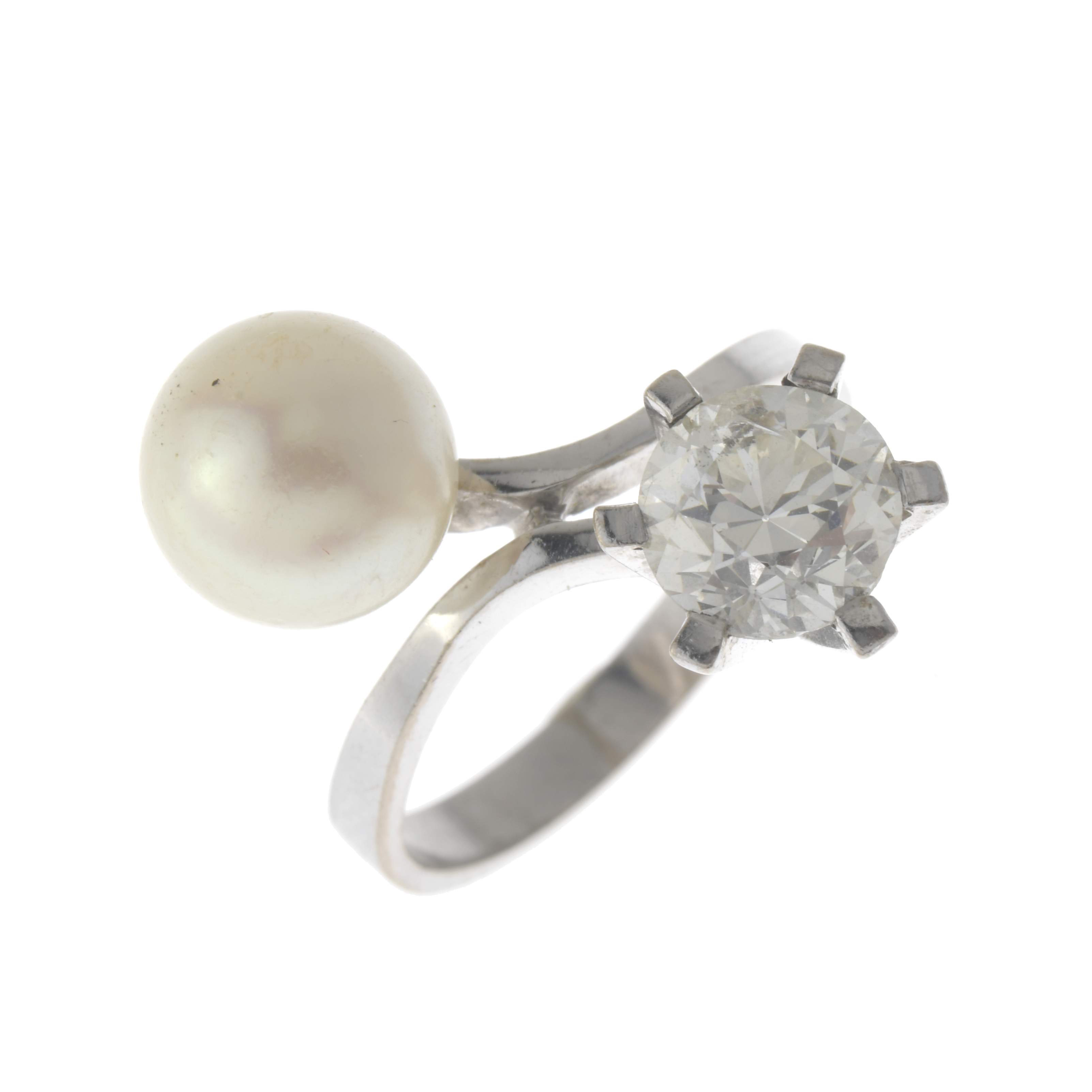Sortija tu y yo, con perla y diamante.