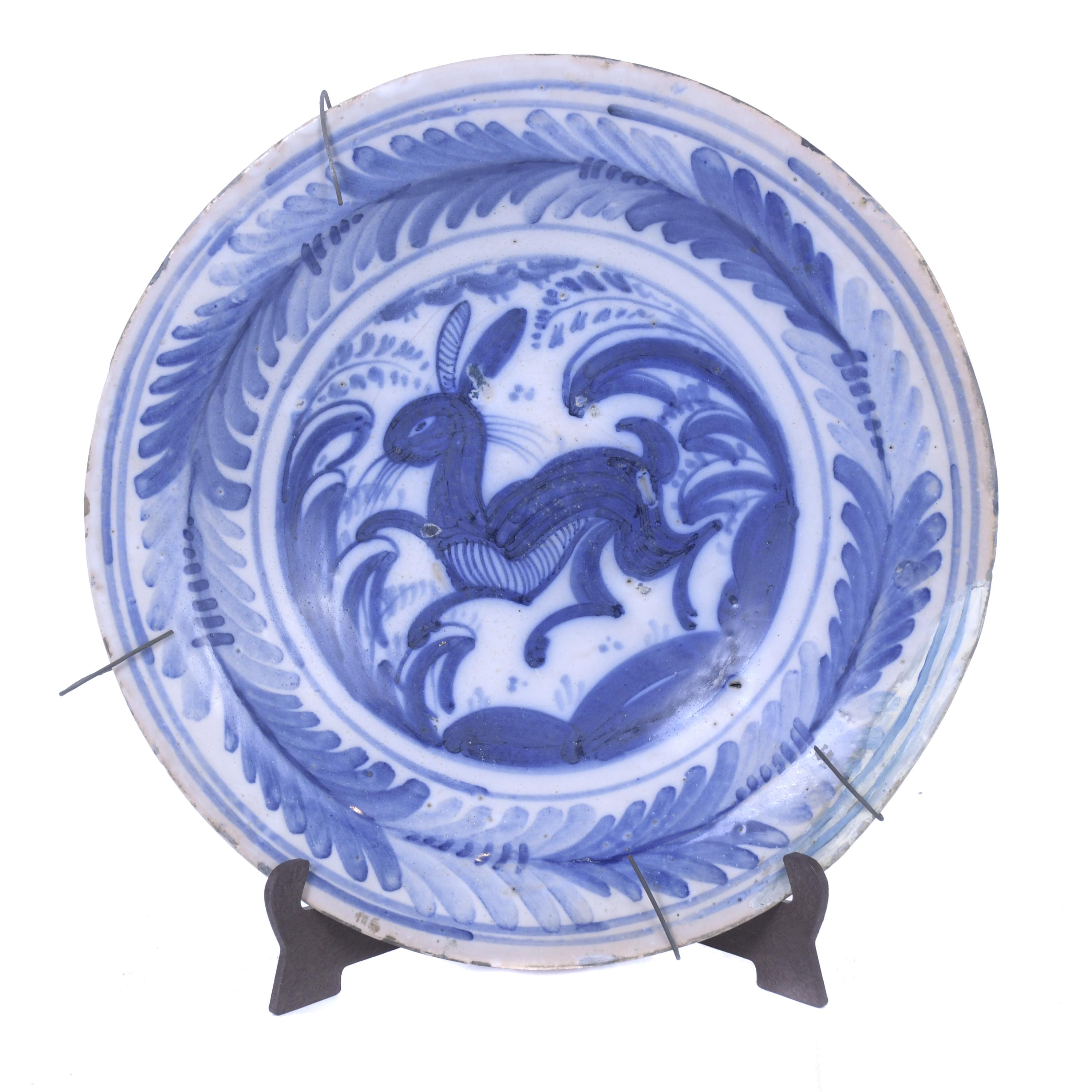 Plato de Talavera de la serie de "La Palmeta", siglo XIX. 