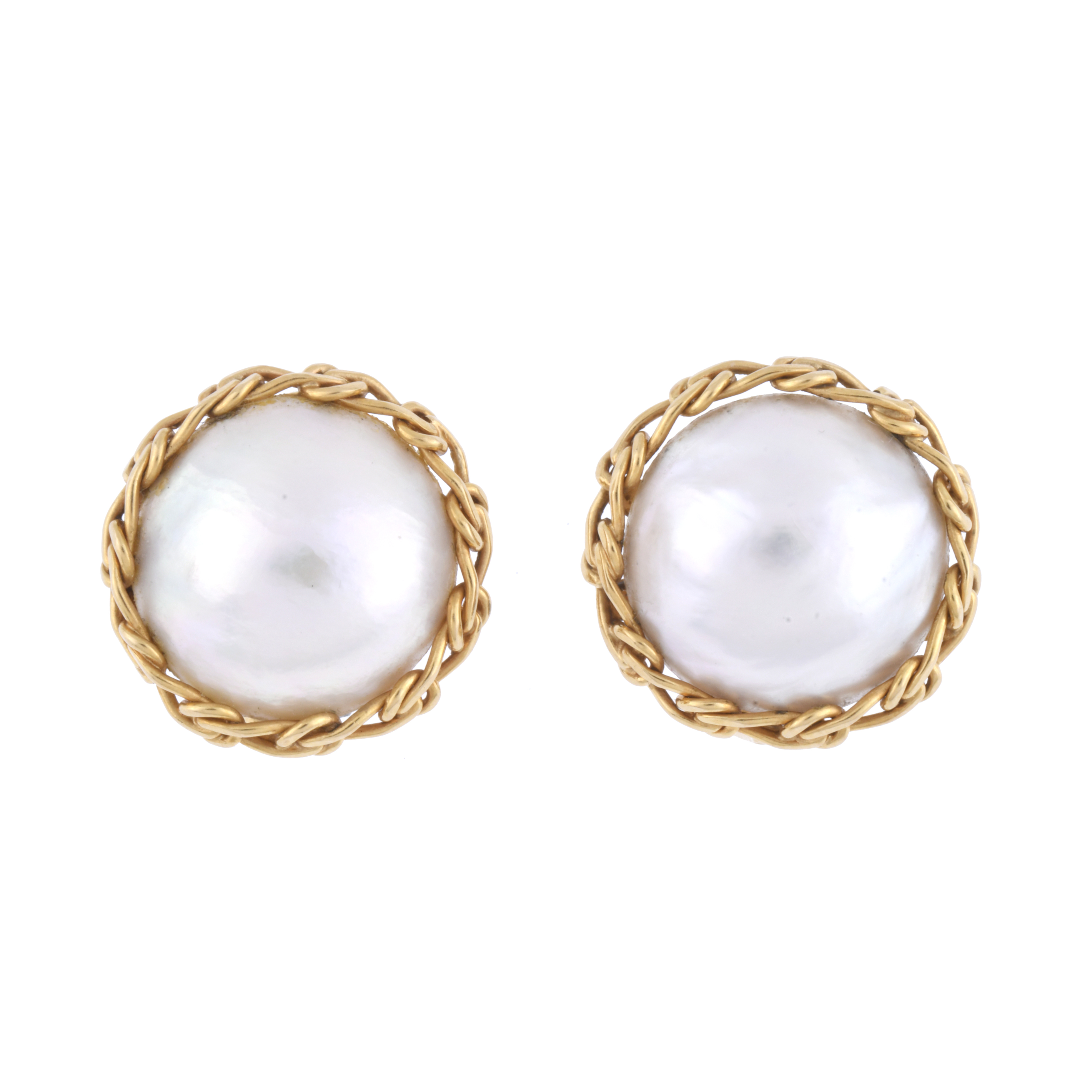 Earrings with mabé pearl.