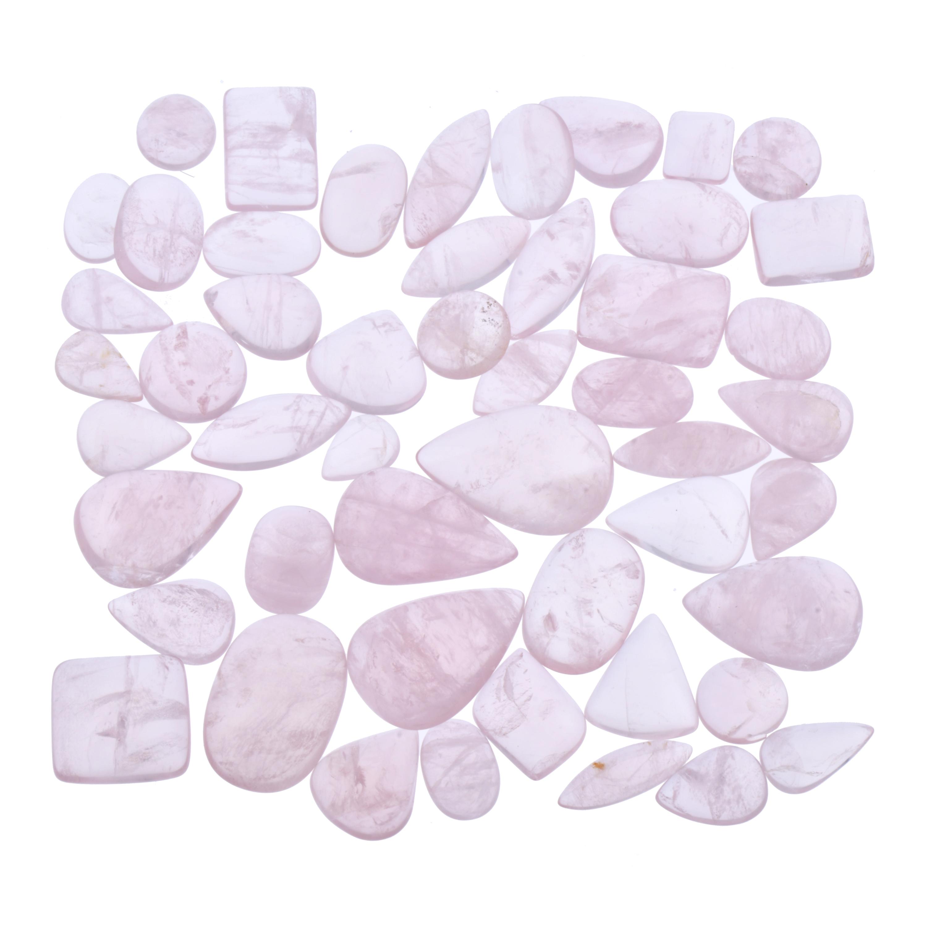 Lote de cincuenta cuarzos rosa.
