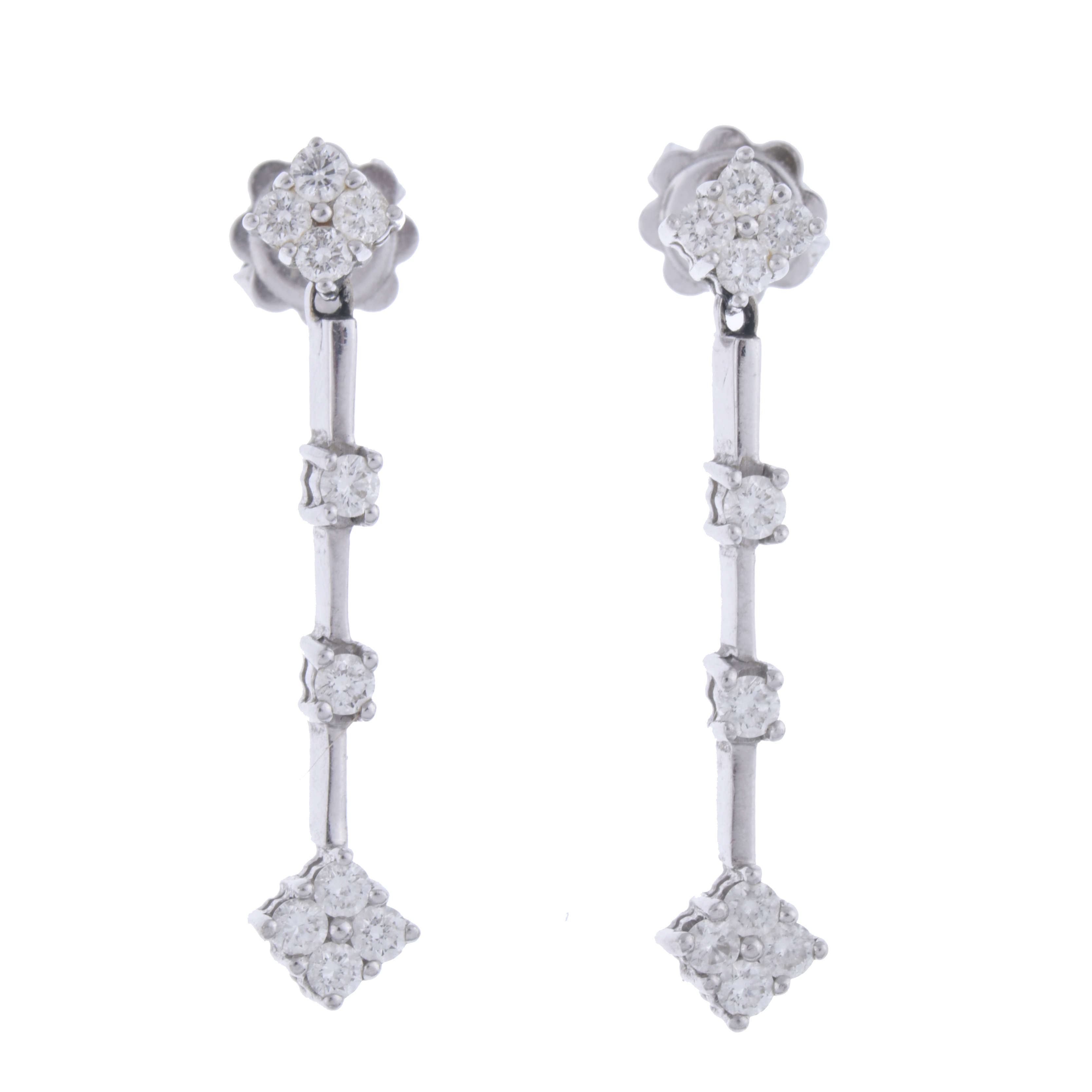 Pendientes largos con diamantes.