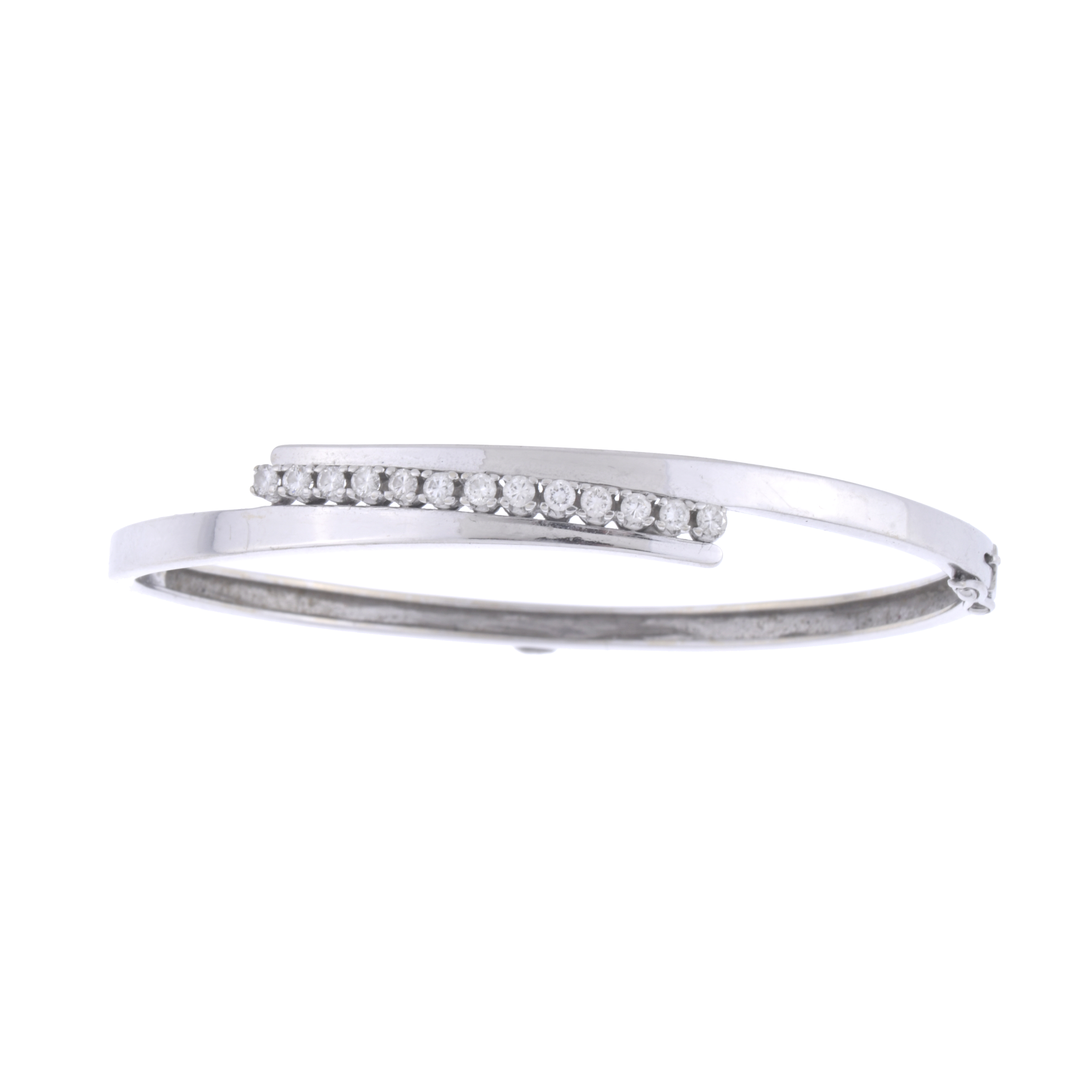 Brazalete de media caña con diamantes.