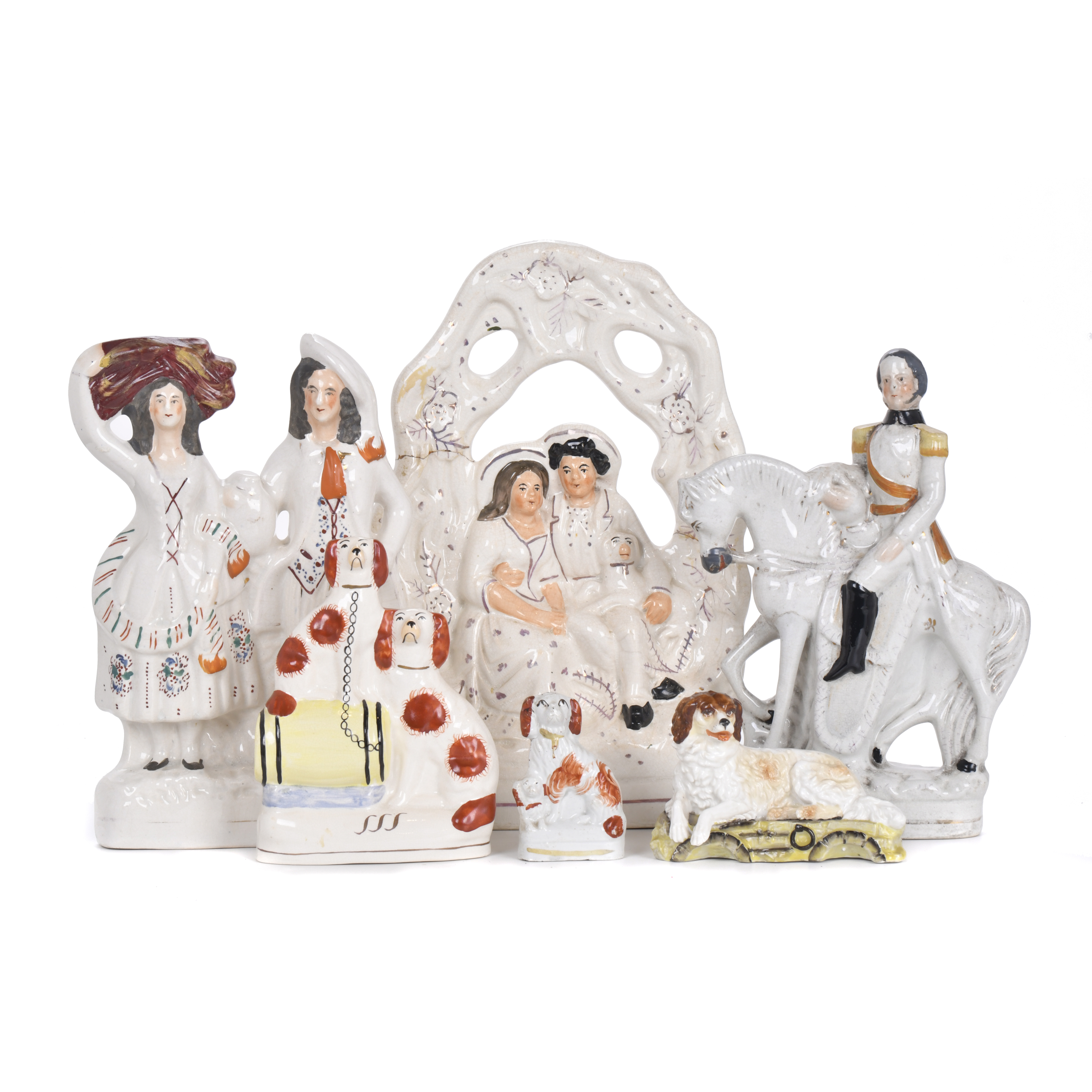 Lote de seis figuras en cerámica inglesa Staffordshire, sig