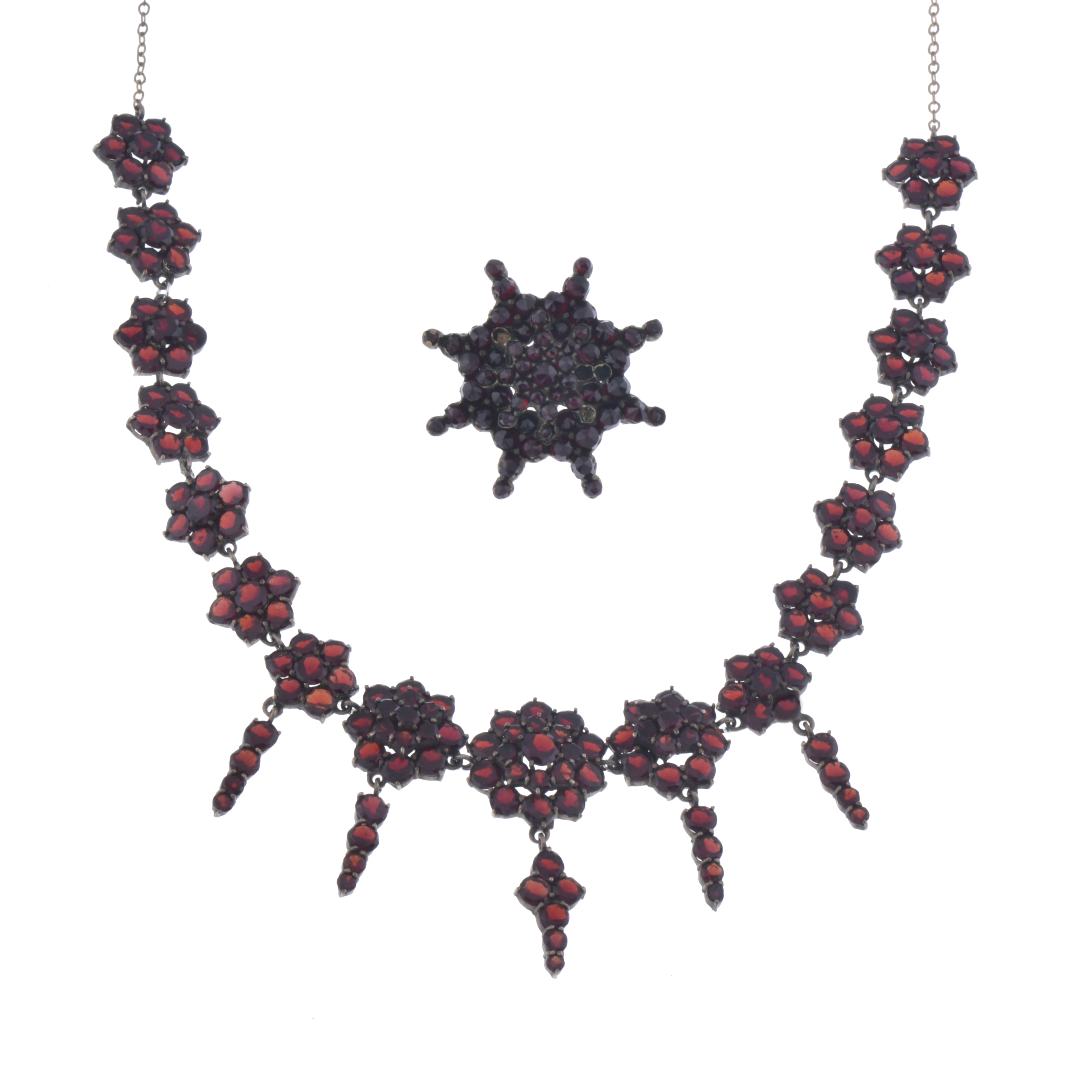 Collar y broche con formas florales con granates.