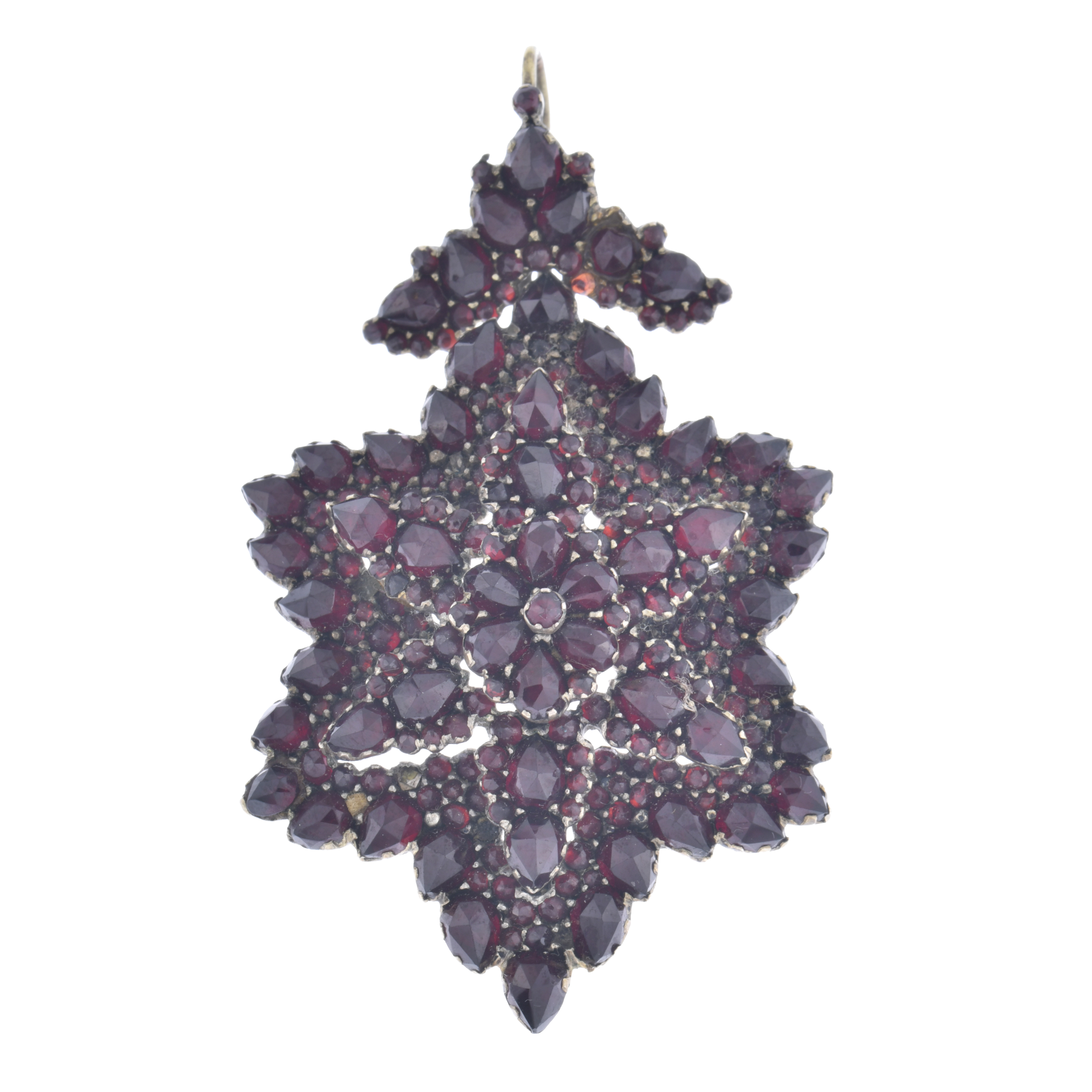 Colgante en forma floral con granates.