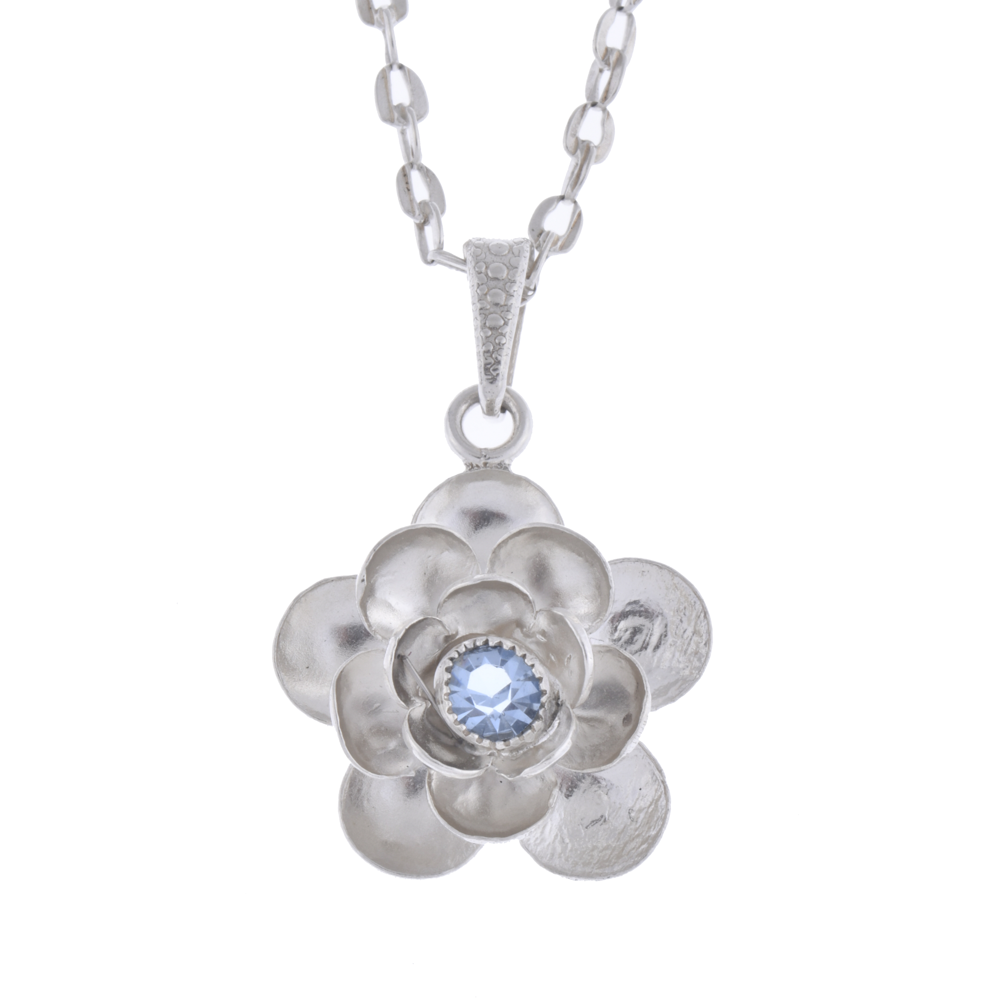 Colgante floral con cadena de eslabones.