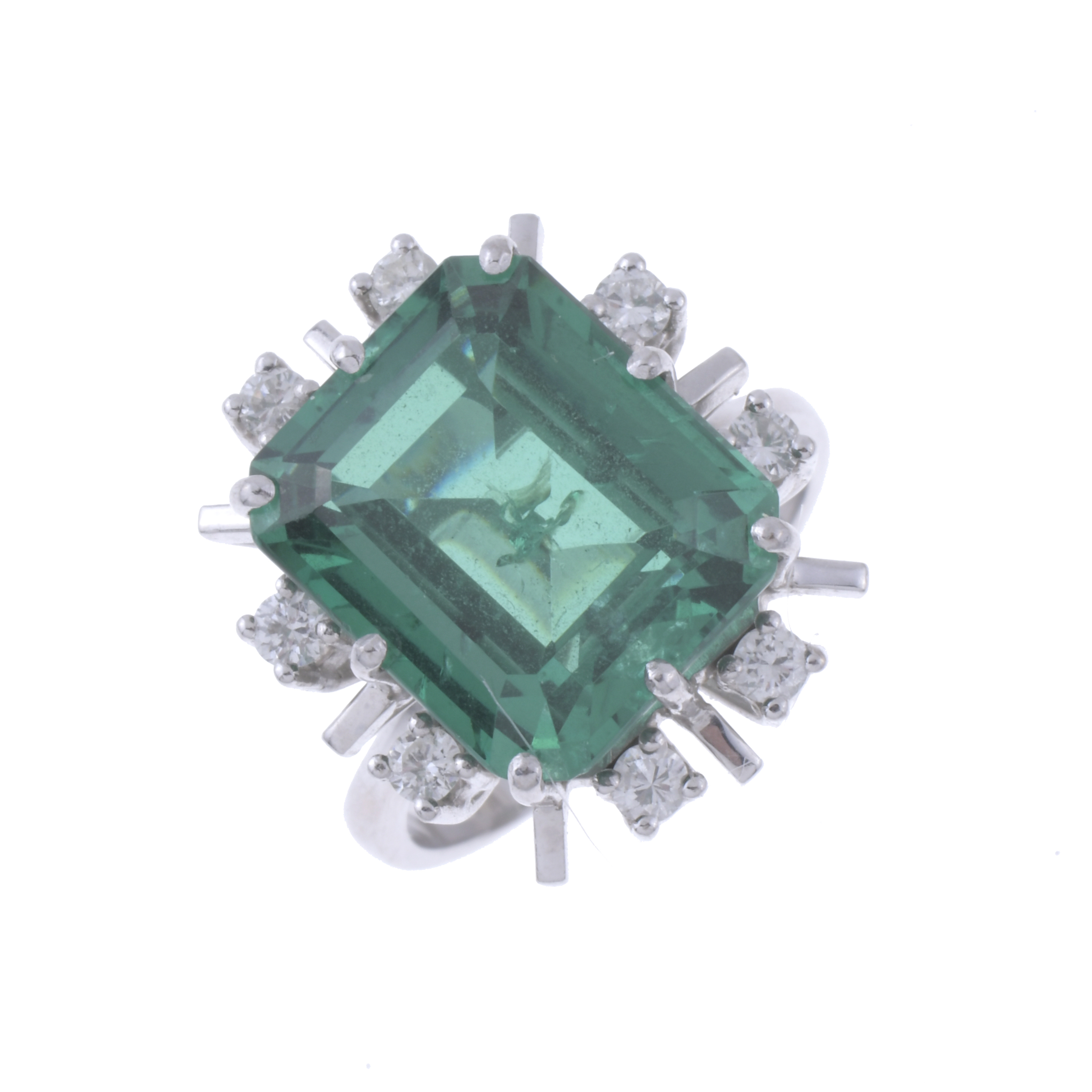Anillo con gran espinela verde y diamantes.