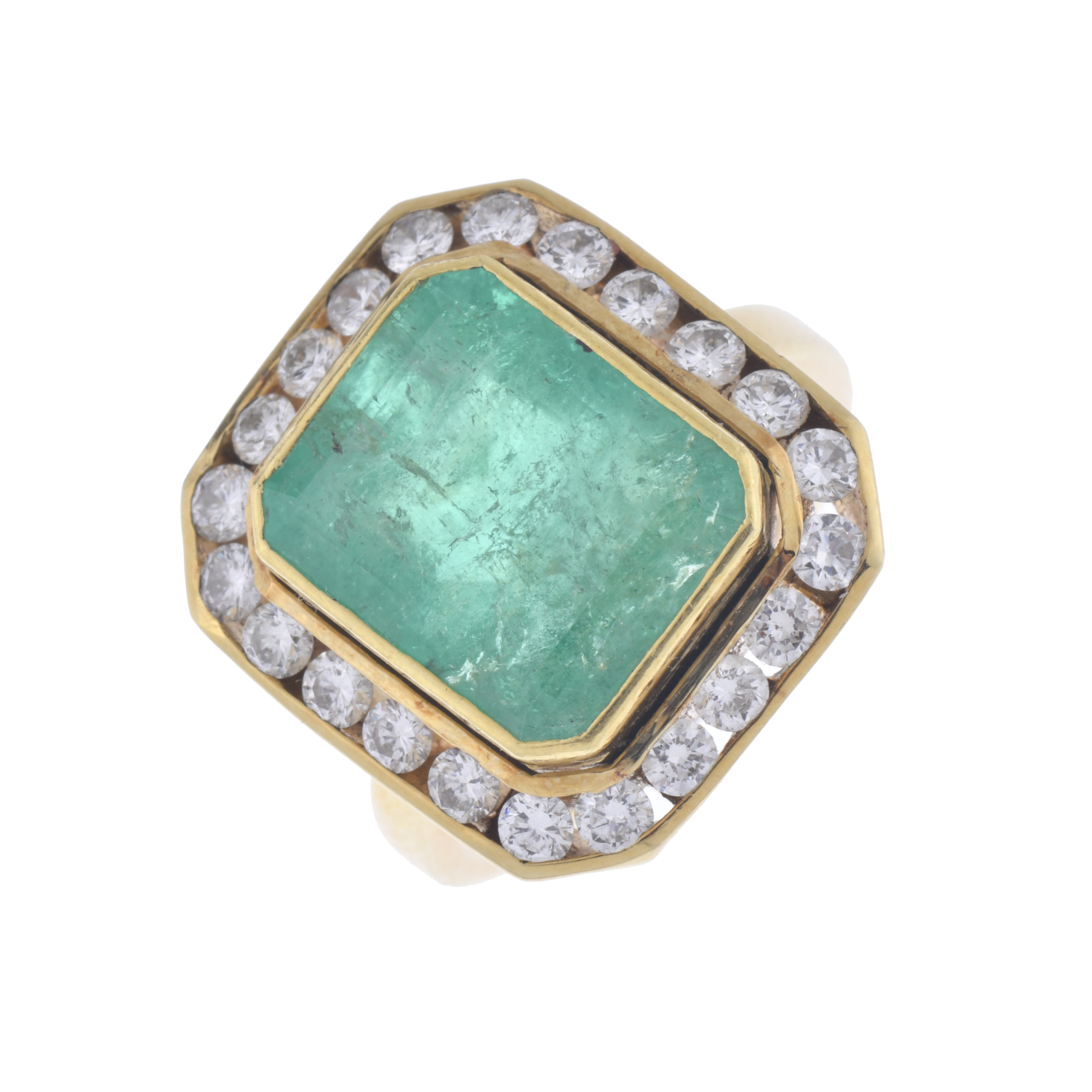 Anillo rosetón con esmeralda y diamantes.