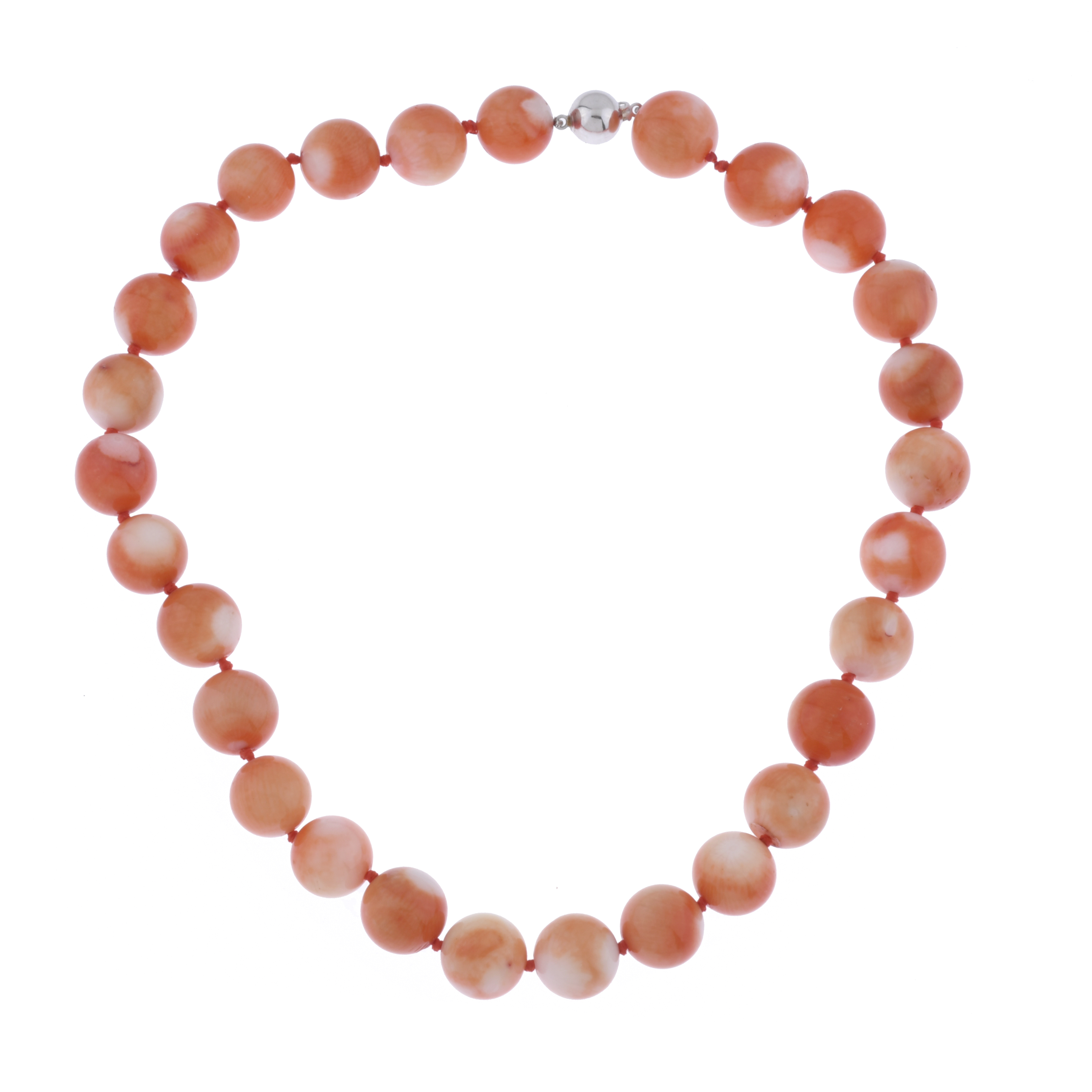 Collar de cuentas de coral naranja.