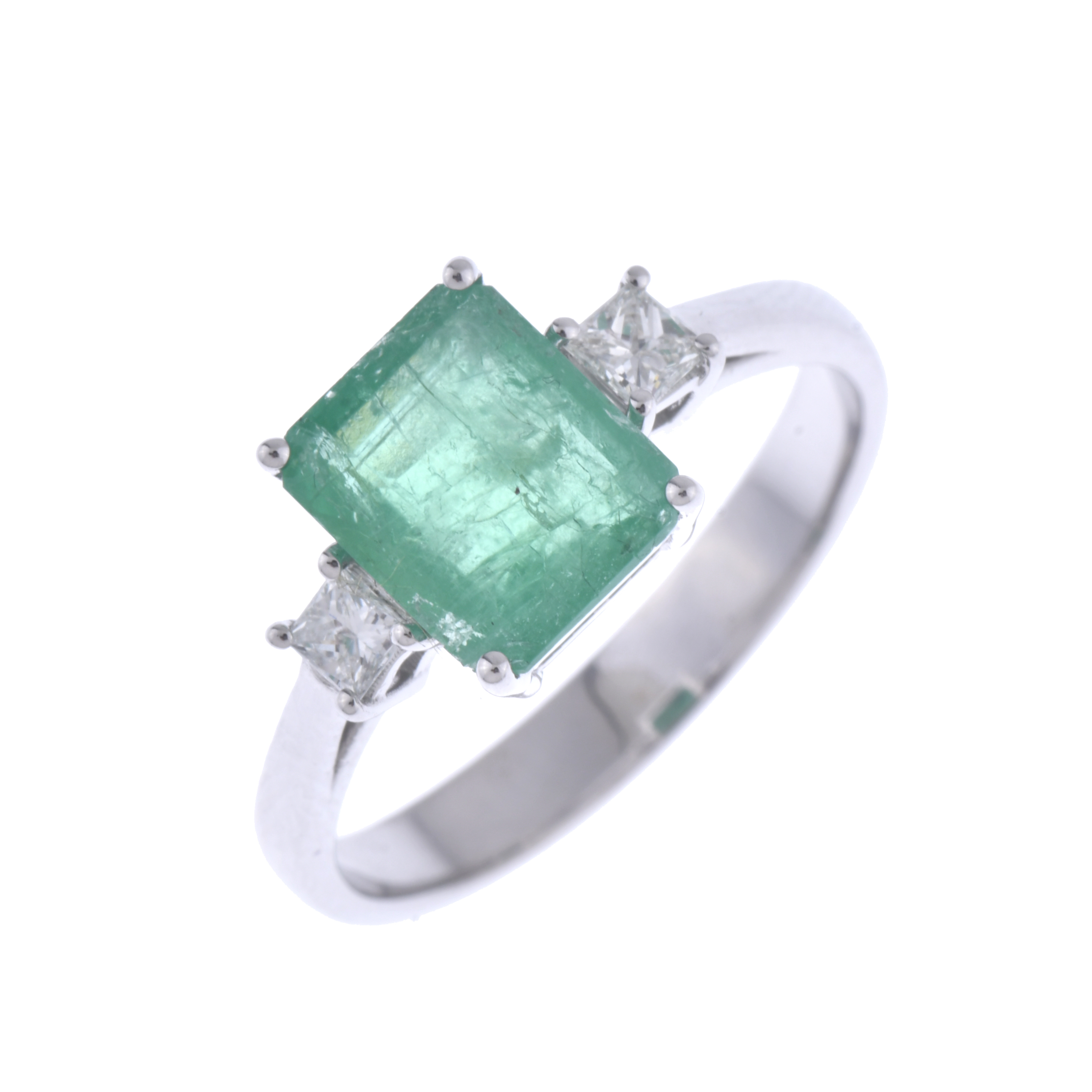 Anillo con esmeralda y diamantes.
