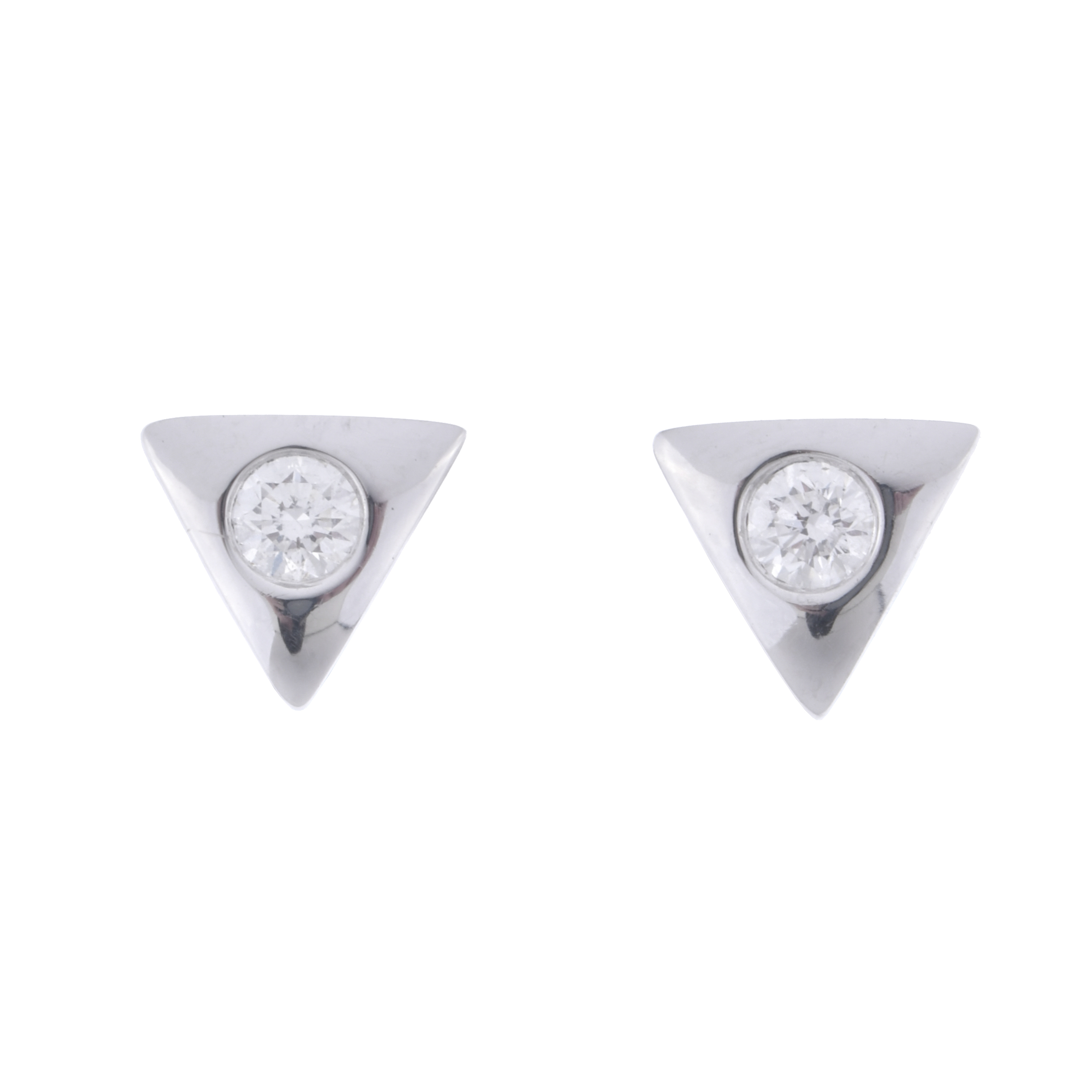 Pendientes triangulares con diamantes.