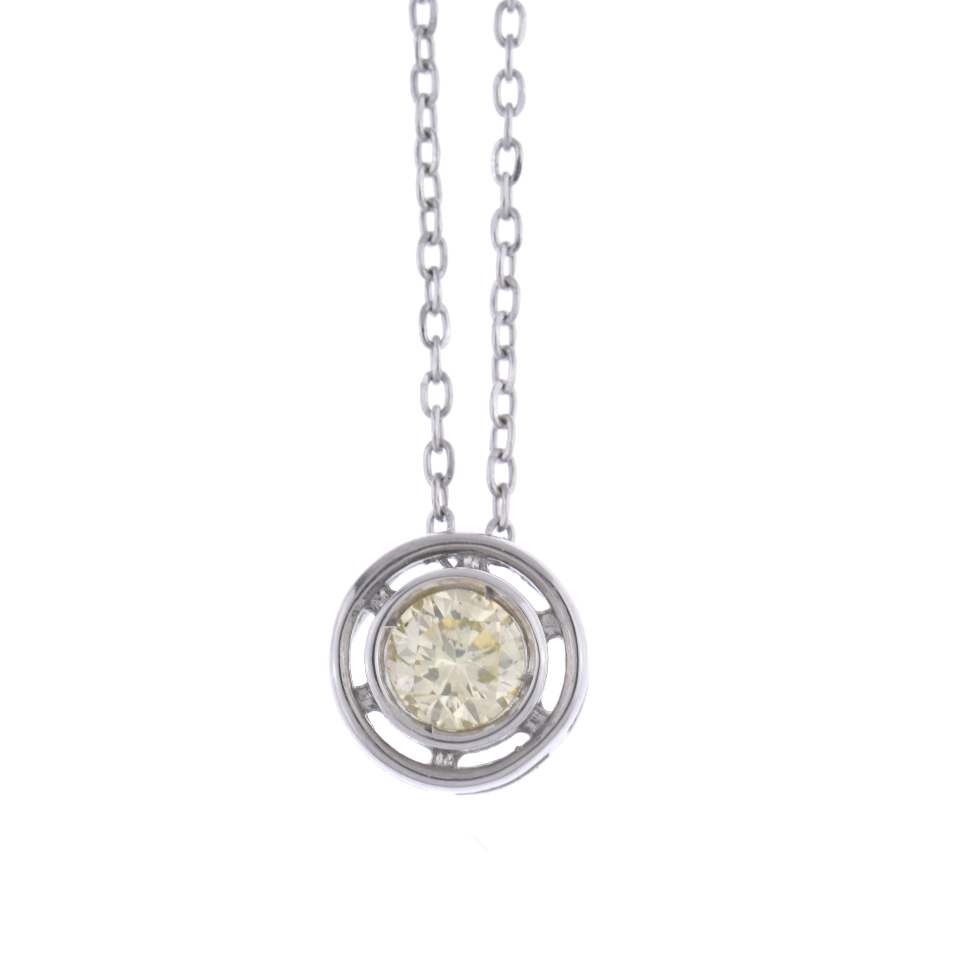 Collar colgante con chatón de diamante.