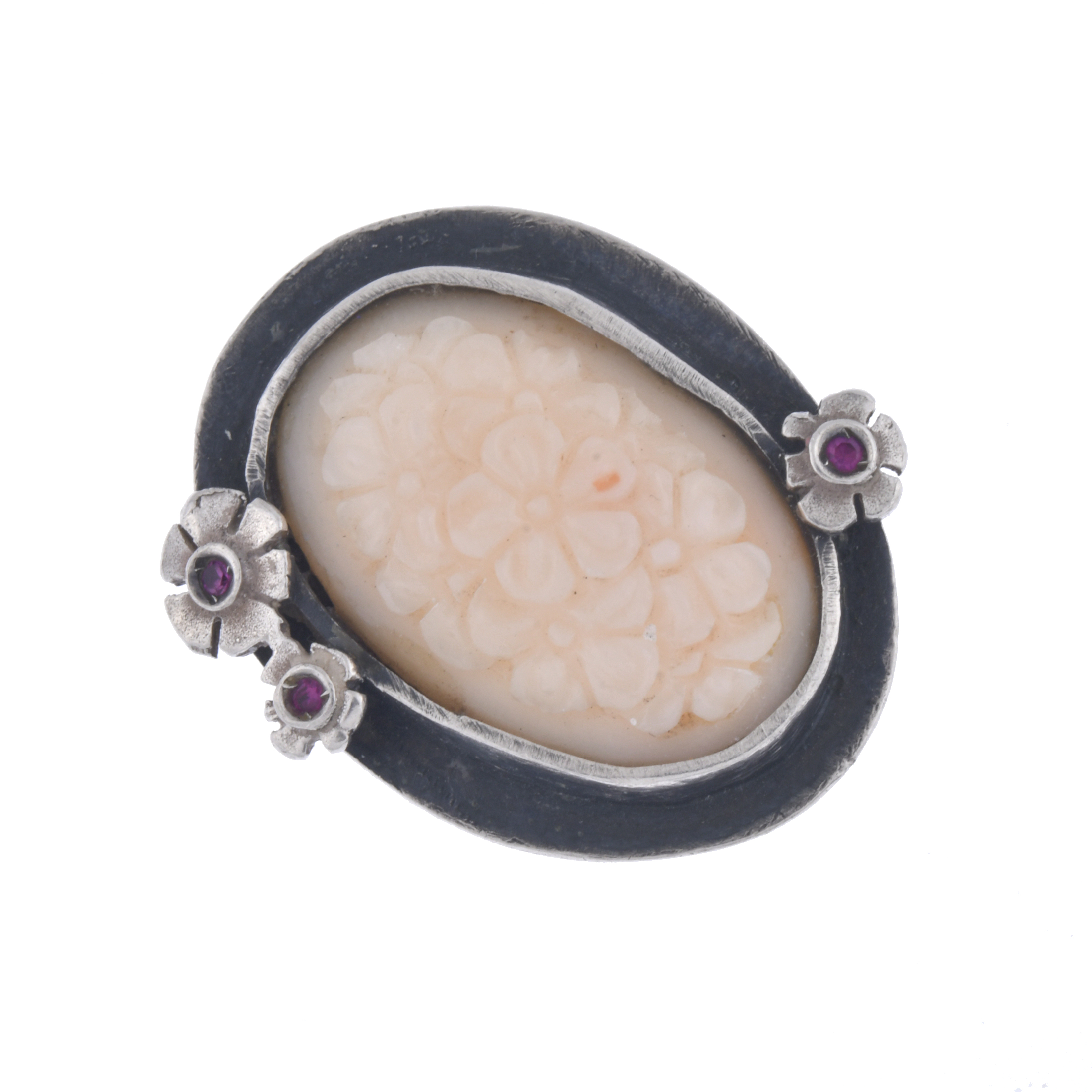 Anillo floral con coral blanco.