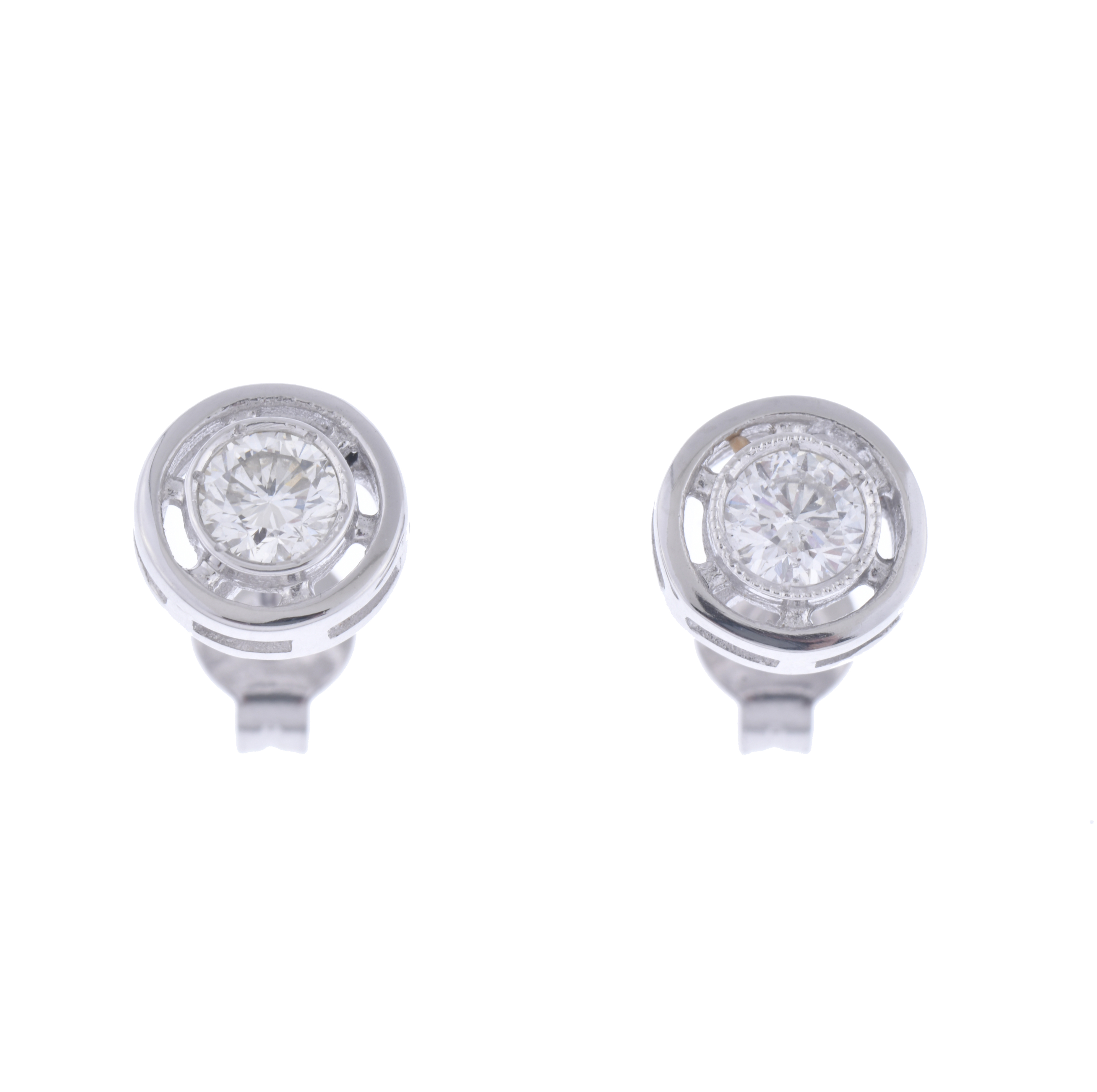 Earrings with diamonds bezel setting.
