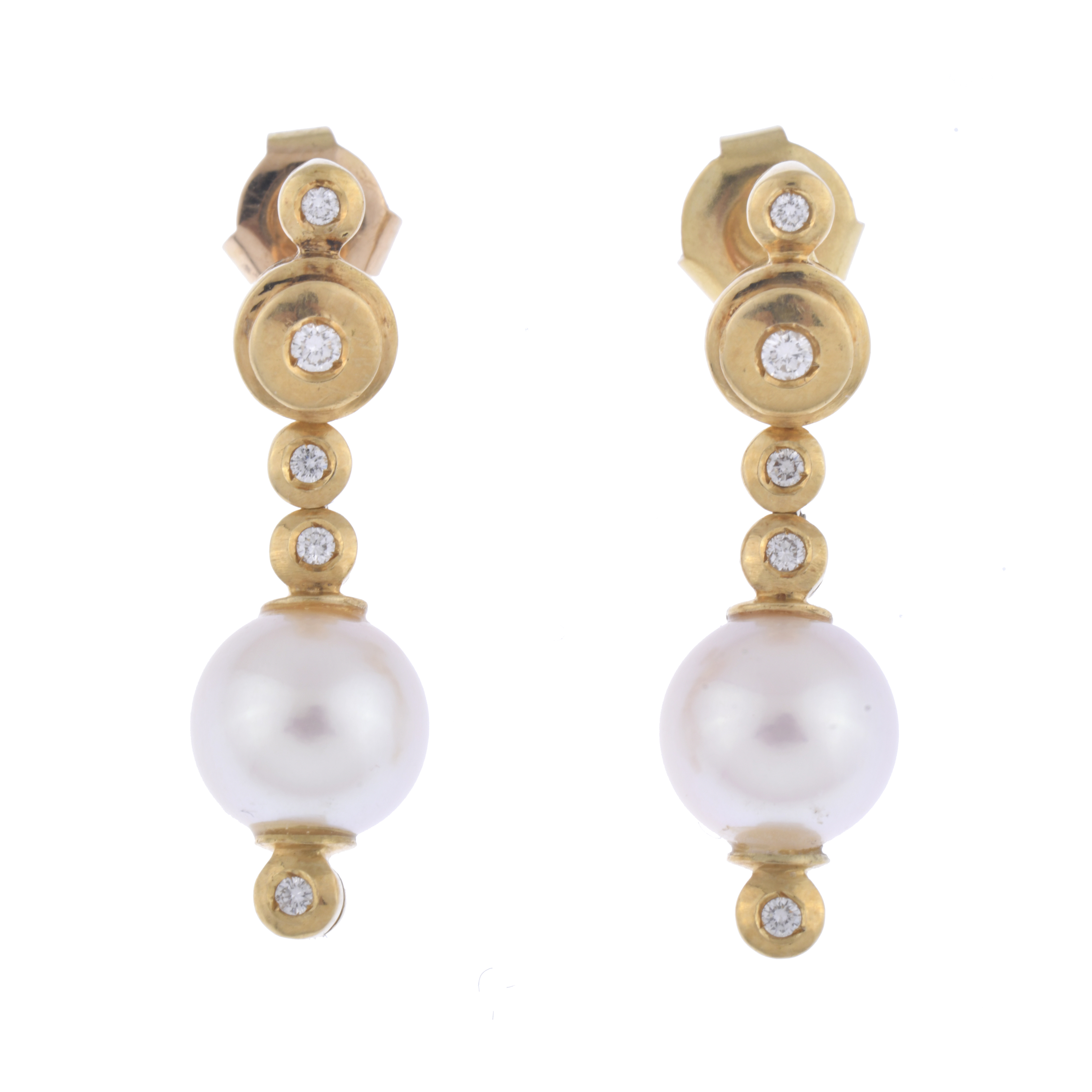 Pearls and diamonds earrings.